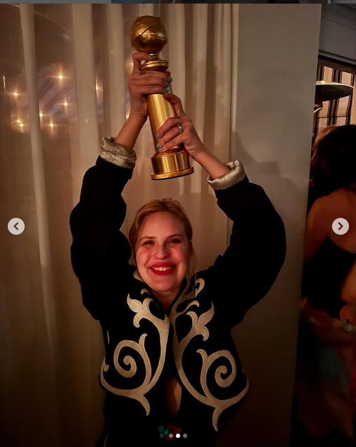 Tallulah Willis posiert mit der Trophäe von Demi Moore nach dem Gewinn der Golden Globe Awards 2025 durch ihre Mutter, aus einem Post vom 5. Januar 2025 | Quelle: Instagram/buuski