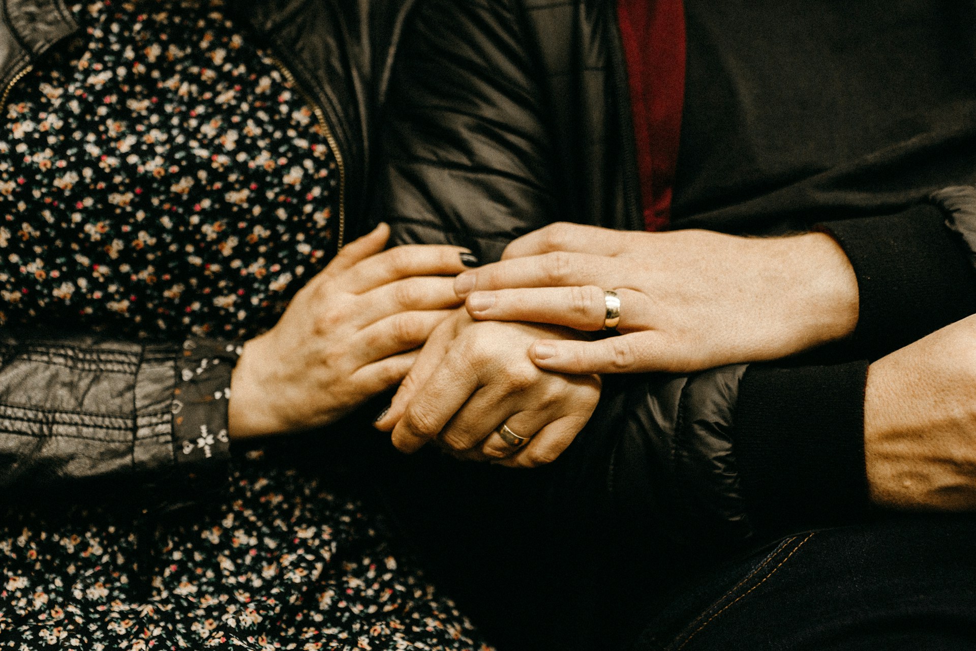 Nahaufnahme eines Mannes, der seine Partnerin tröstet | Quelle: Unsplash
