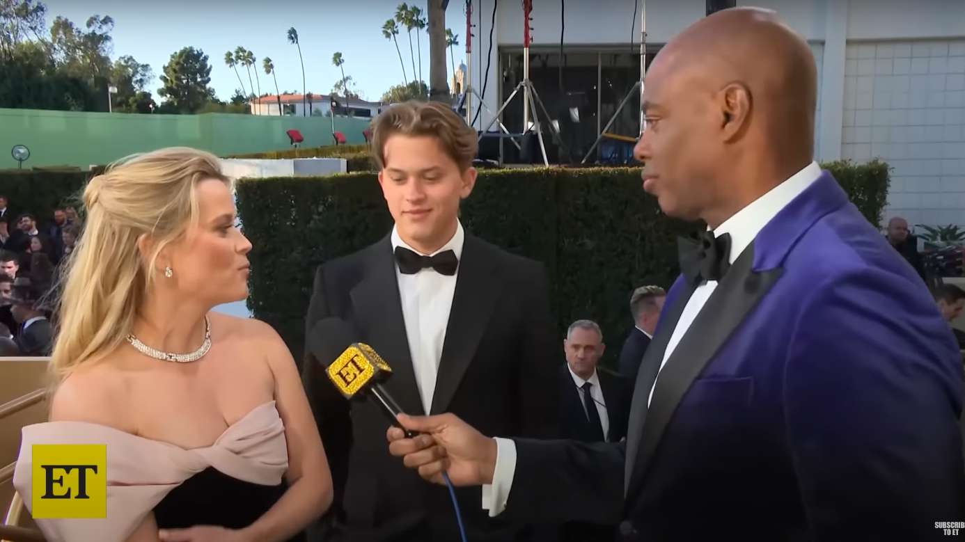 Reese Witherspoon und Deacon Phillippe im Gespräch mit Kevin Frazier von ET bei den Golden Globes, aufgenommen am 8. Januar 2024 | Quelle: YouTube/Entertainment Tonight