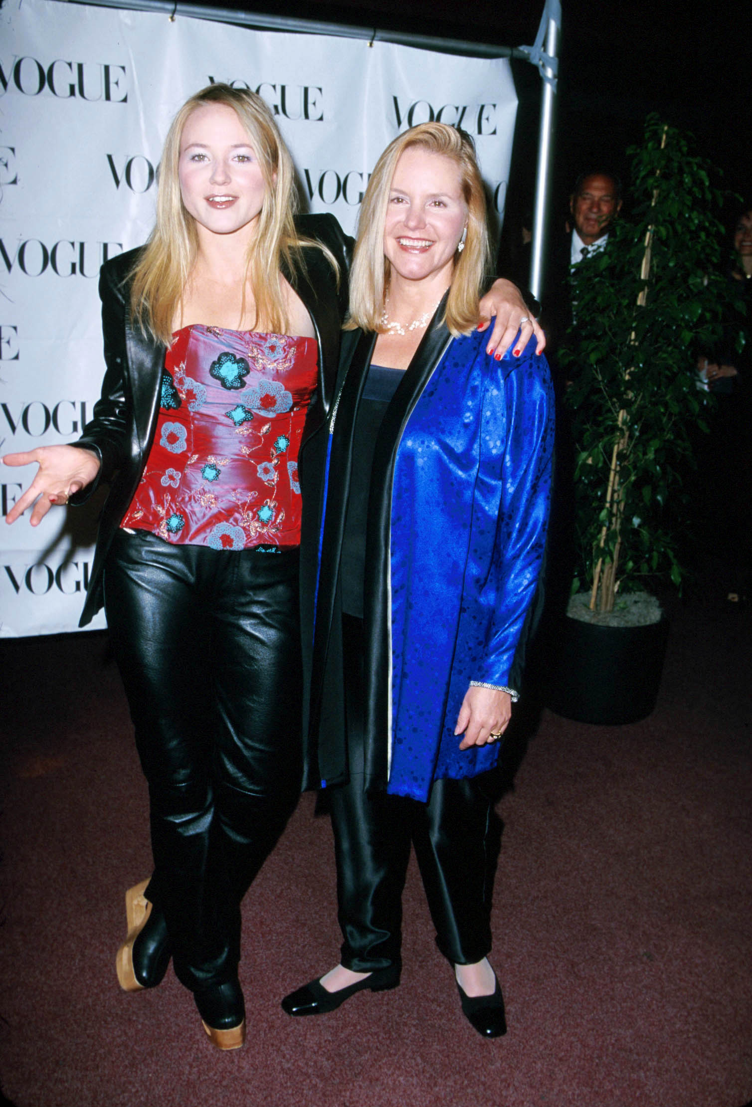 Jewel und Lenedra Caroll während der Pressekonferenz für Higher Ground for Humanity in Hollywood, Kalifornien, am 25. April 1999. | Quelle: Getty Images