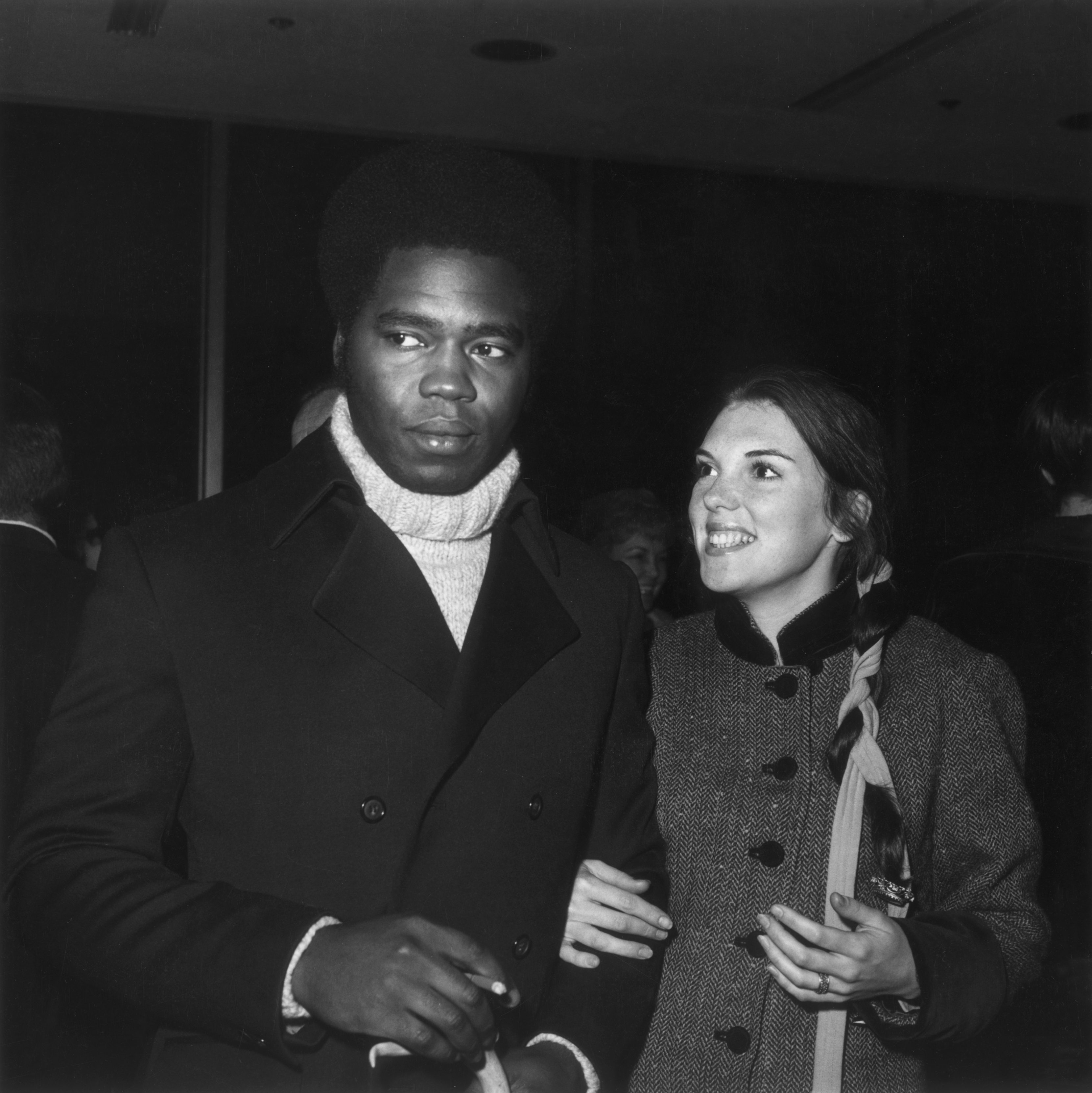 Georg Stanford Brown und Tyne Daly bei einer Aufführung des British National Theatre in London, England, 1975. | Quelle: Getty Images