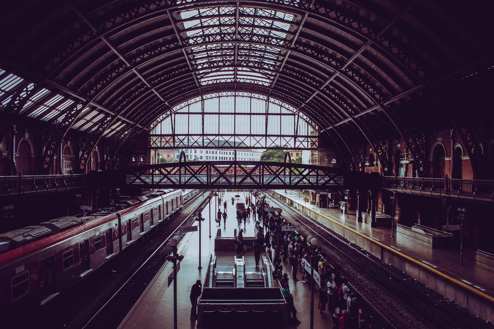 Ein belebter Bahnhof | Quelle: Pexels