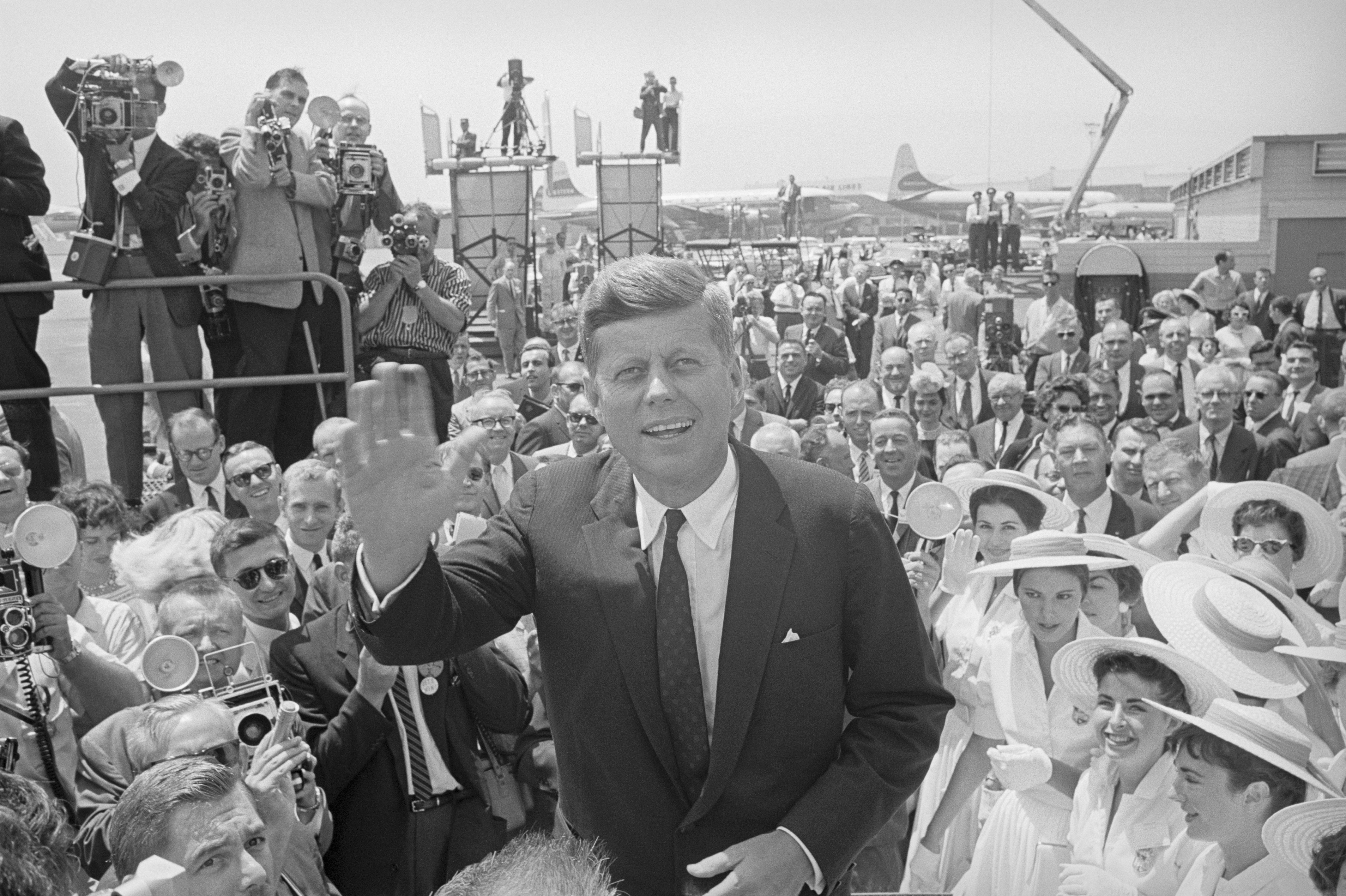 Der verstorbene Präsident John F. Kennedy in Los Angeles, Kalifornien, um 1960. | Quelle: Getty Images