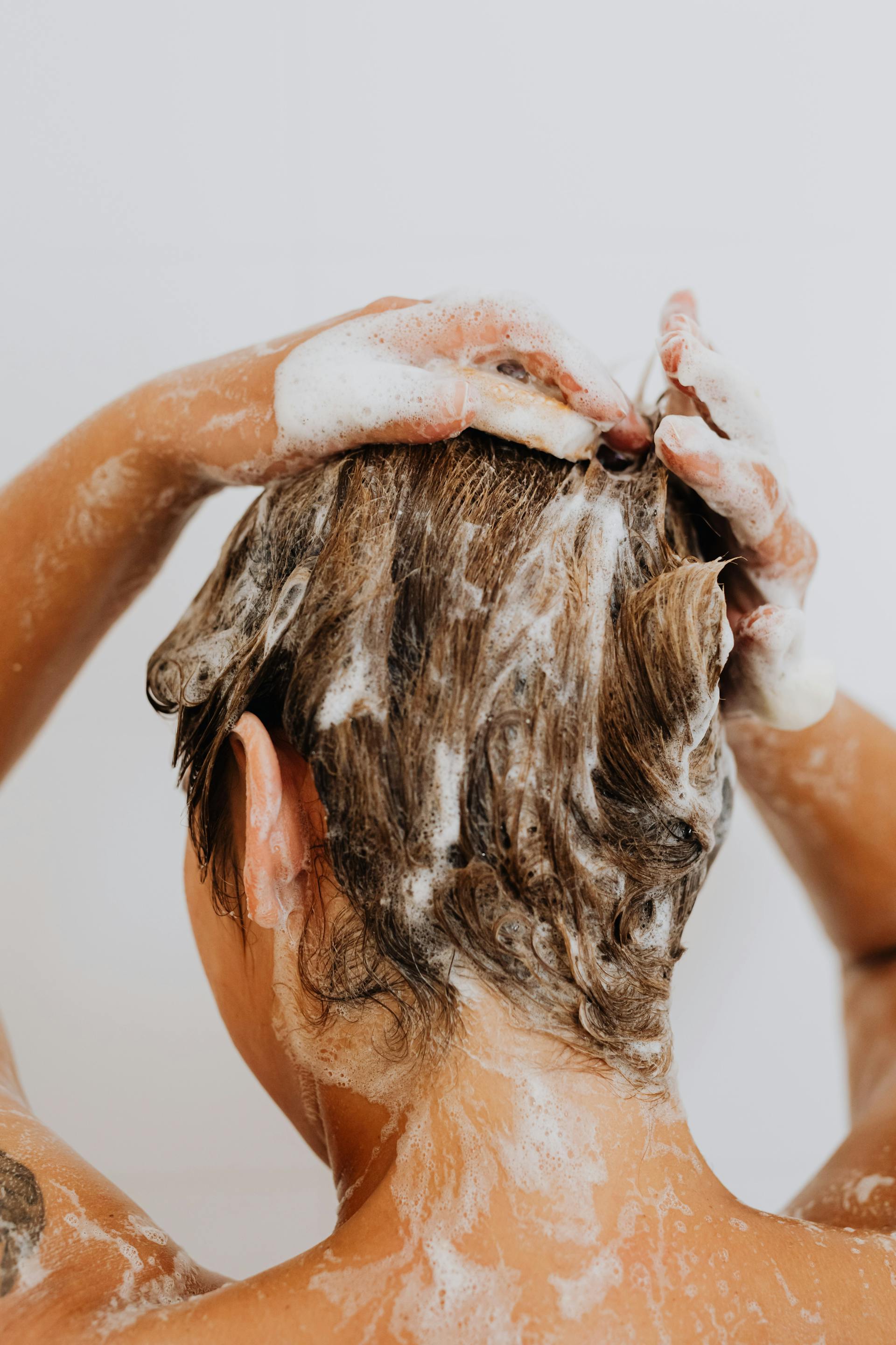 Eine Frau wäscht sich die Haare | Quelle: Pexels