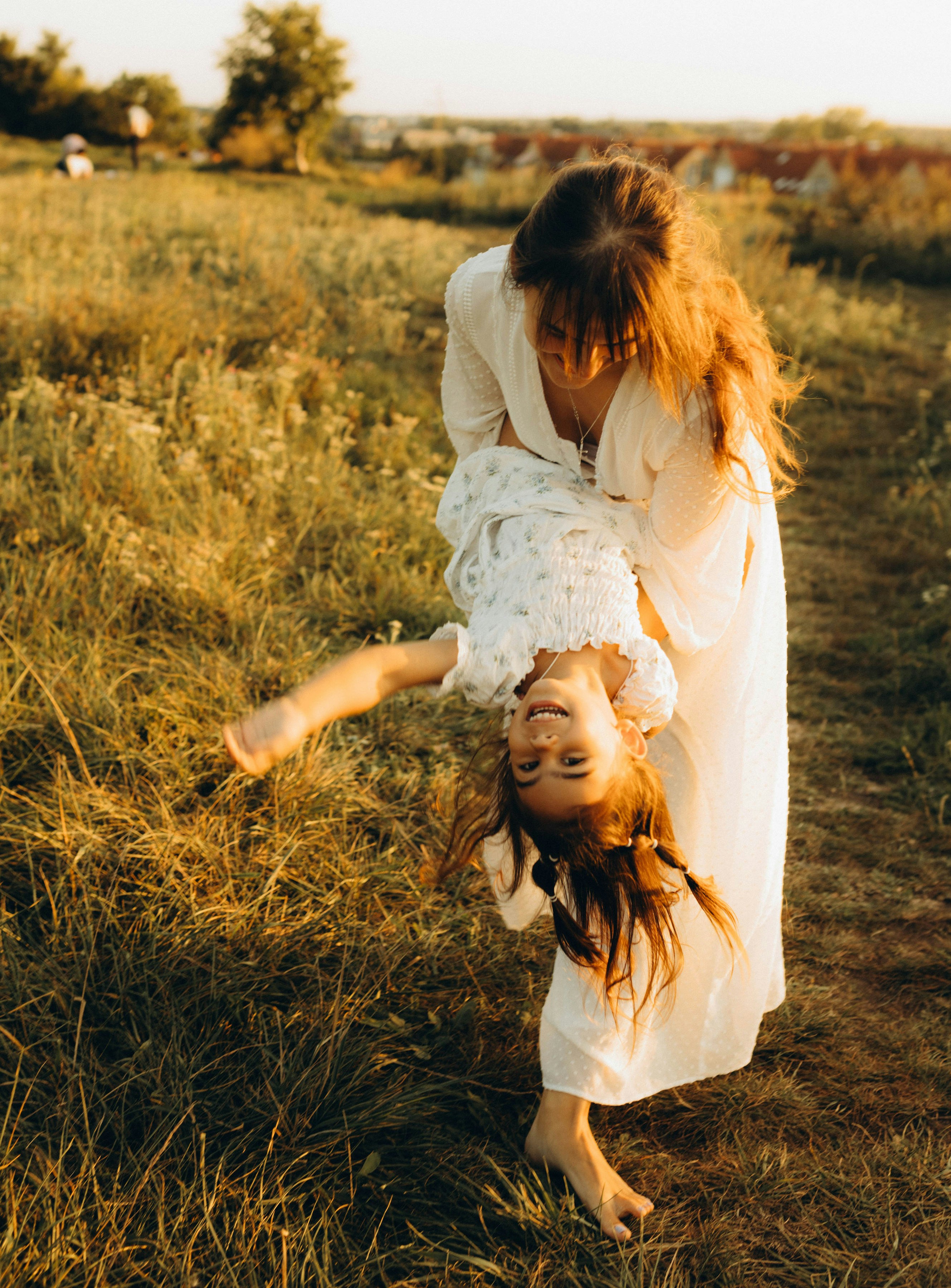 Eine Mutter hat Spaß mit ihrer Tochter | Quelle: Unsplash