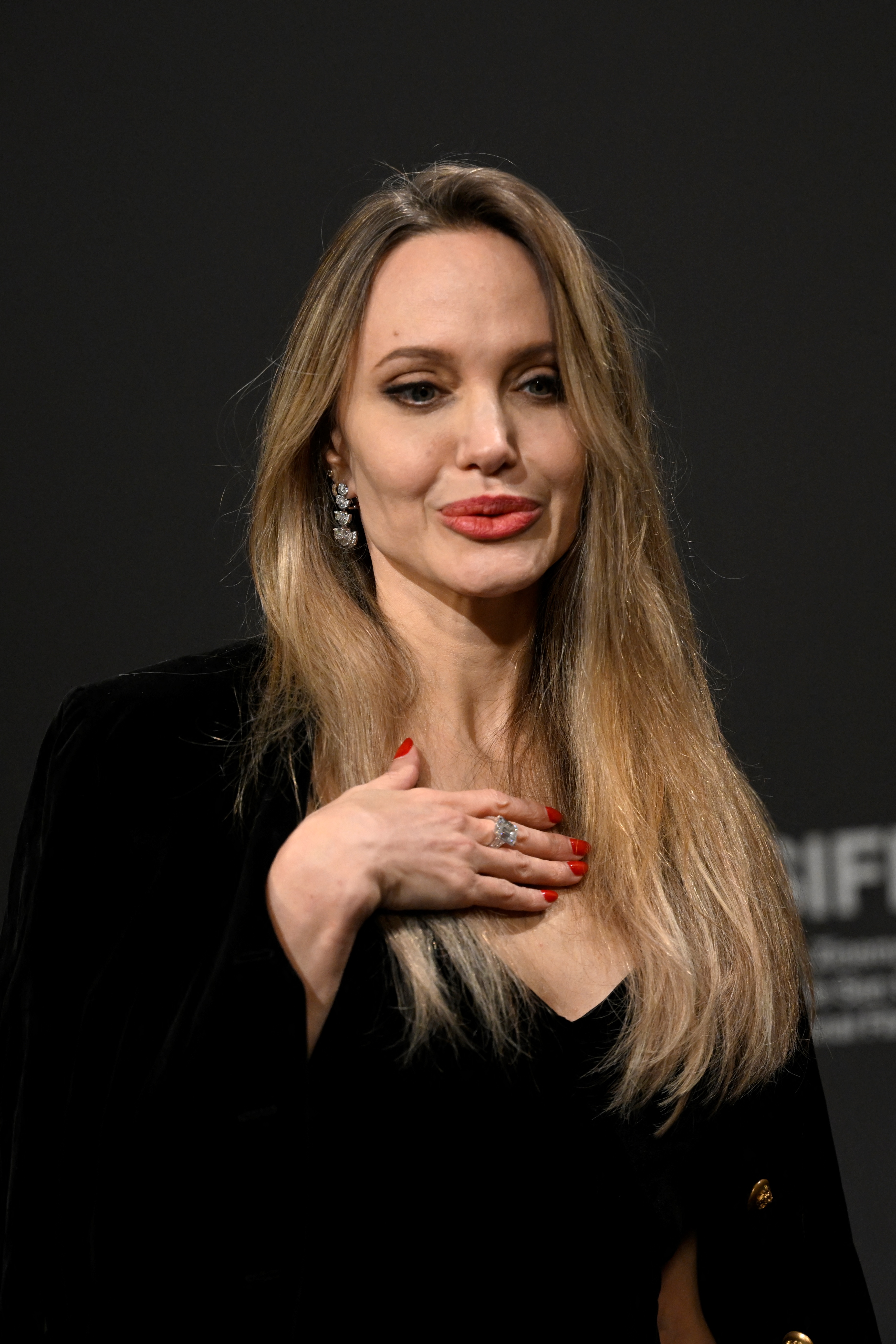 Angelina Jolie nimmt am 21. September 2025 am Internationalen Filmfestival von San Sebastián teil. Die Pickleball-Fotos lösten ganz unterschiedliche Reaktionen aus, wobei viele Kommentatoren darüber diskutierten, wie die Schauspielerin auf den aktuellen Bildern aussah. | Quelle: Getty Images