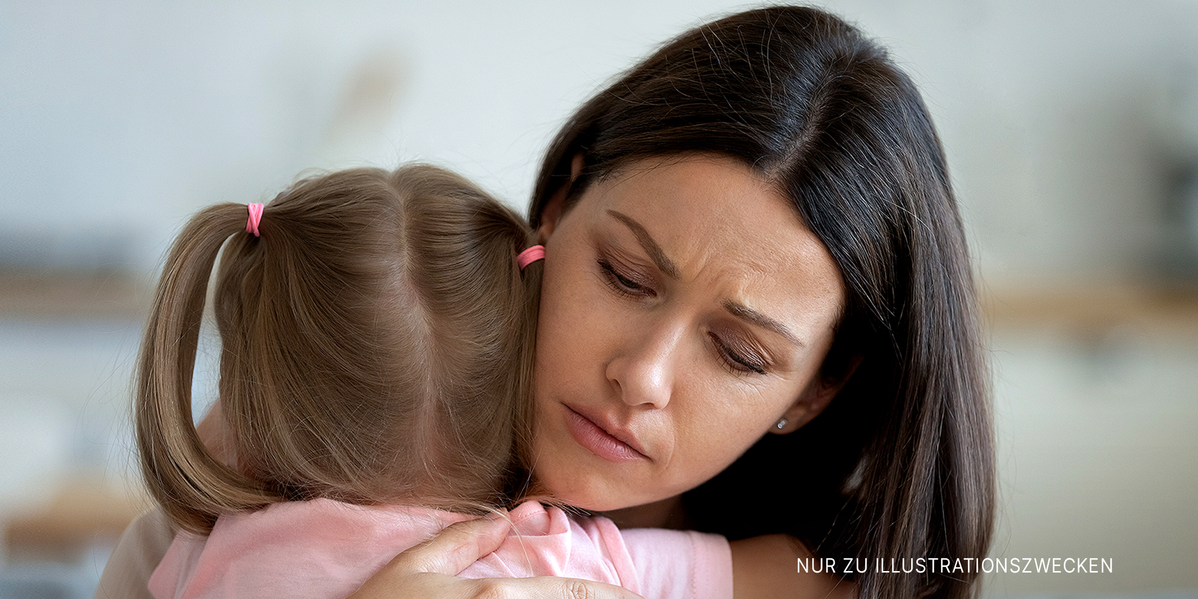 Eine Mutter, die ihre Tochter umarmt | Quelle: Shutterstock