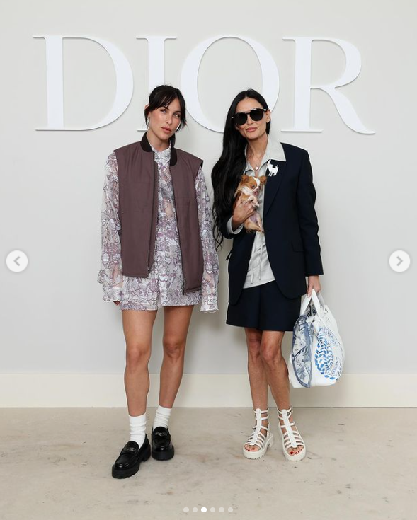 Scout LaRue Willis und Demi Moore posieren bei der Dior Homme Show während der Paris Fashion Week am 21. Juni 2024 | Quelle: Instagram/demimoore