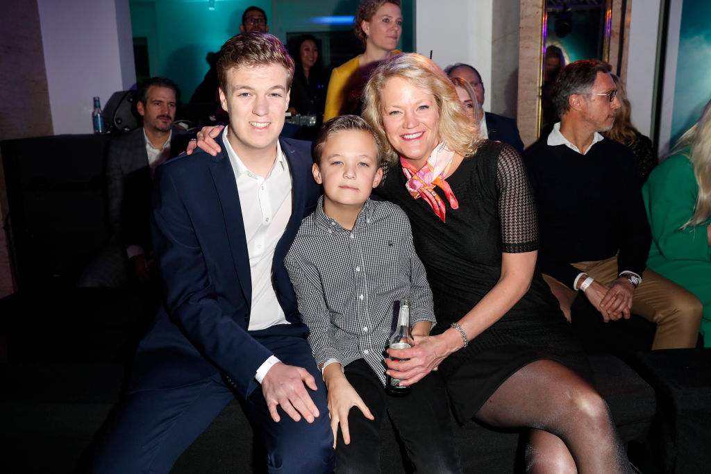 Nicole Brühl und ihre Söhne Bennet und Charly Brühl während der Rodenstock Eyewear Show „A New Vision of Style” im Isarforum am 24. Januar 2019 in München, Deutschland. | Quelle: Getty Images