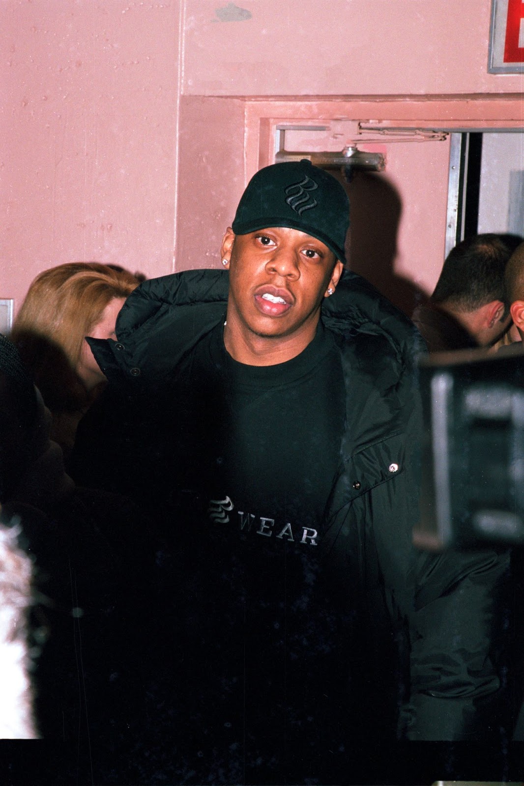 Jay-Z bei einer Tommy Hilfiger Fashion Show im Jahr 1999. | Quelle: Getty Images