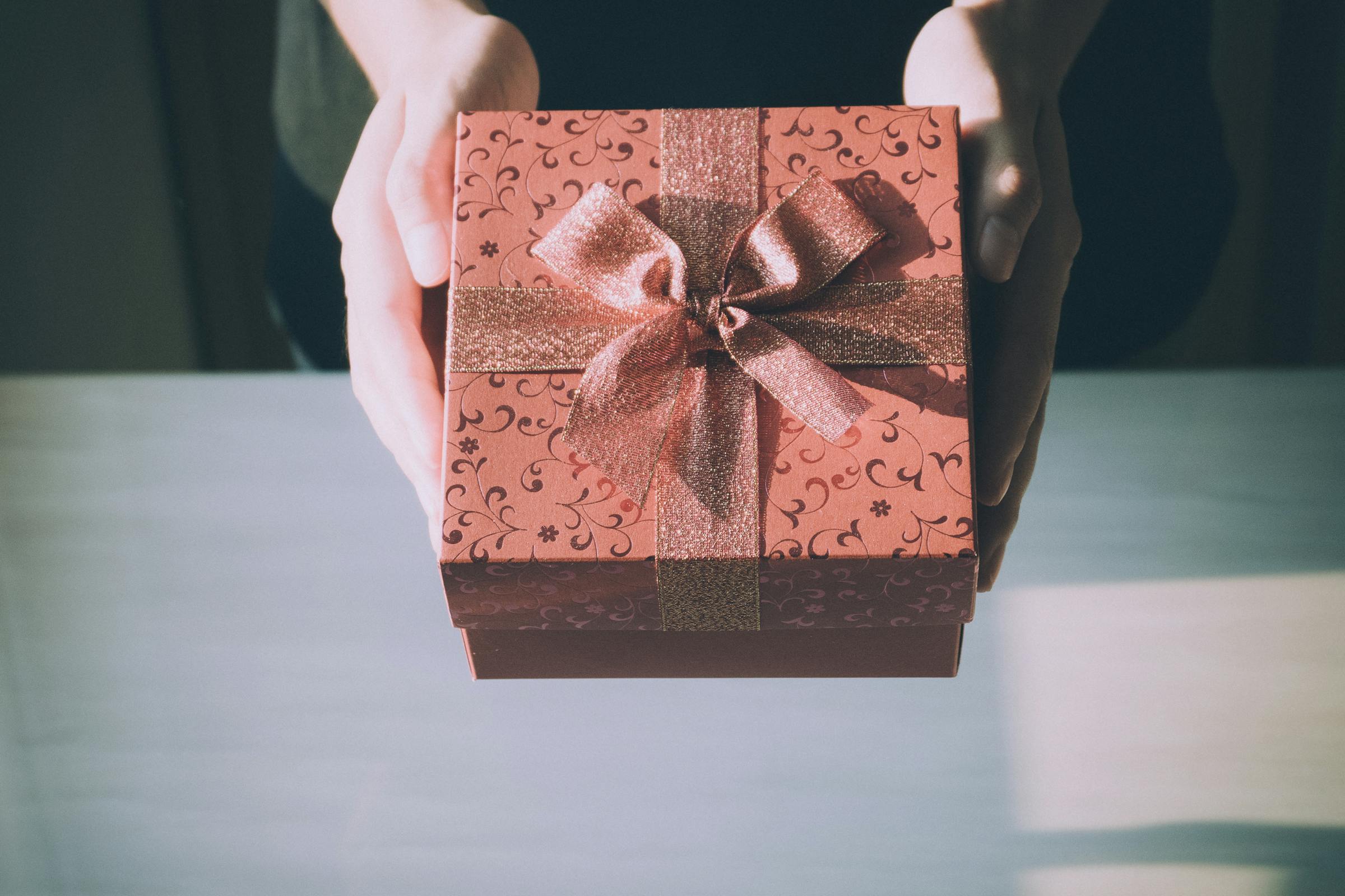 Ein Geschenk mit Schleife | Quelle: Pexels