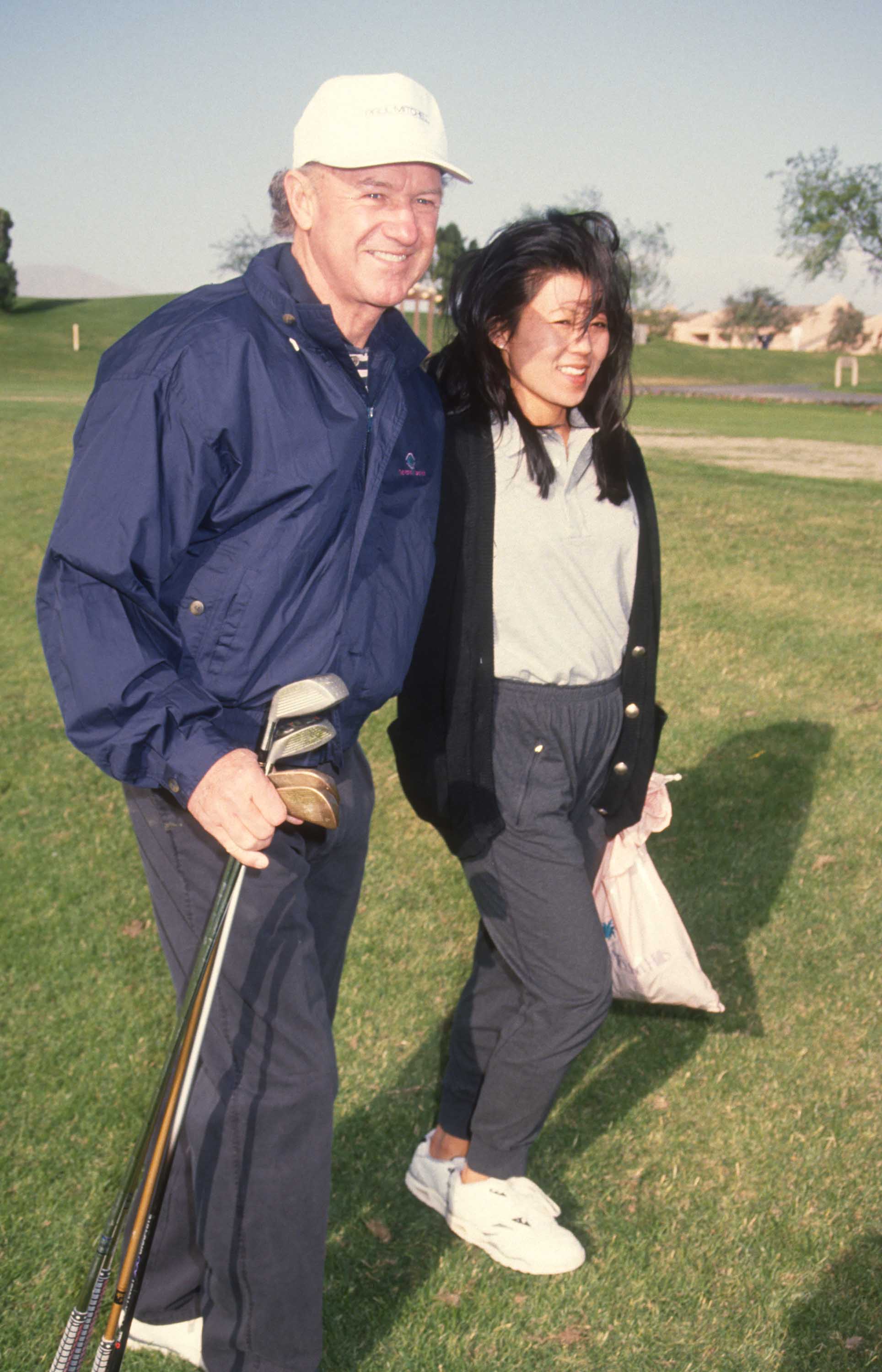 Gene Hackman und Betsy Arakawa besuchen das Mission Hills Celebrity Sports Invitational in Rancho Mirage, Kalifornien, am 30. November 1991 | Quelle: Getty Images