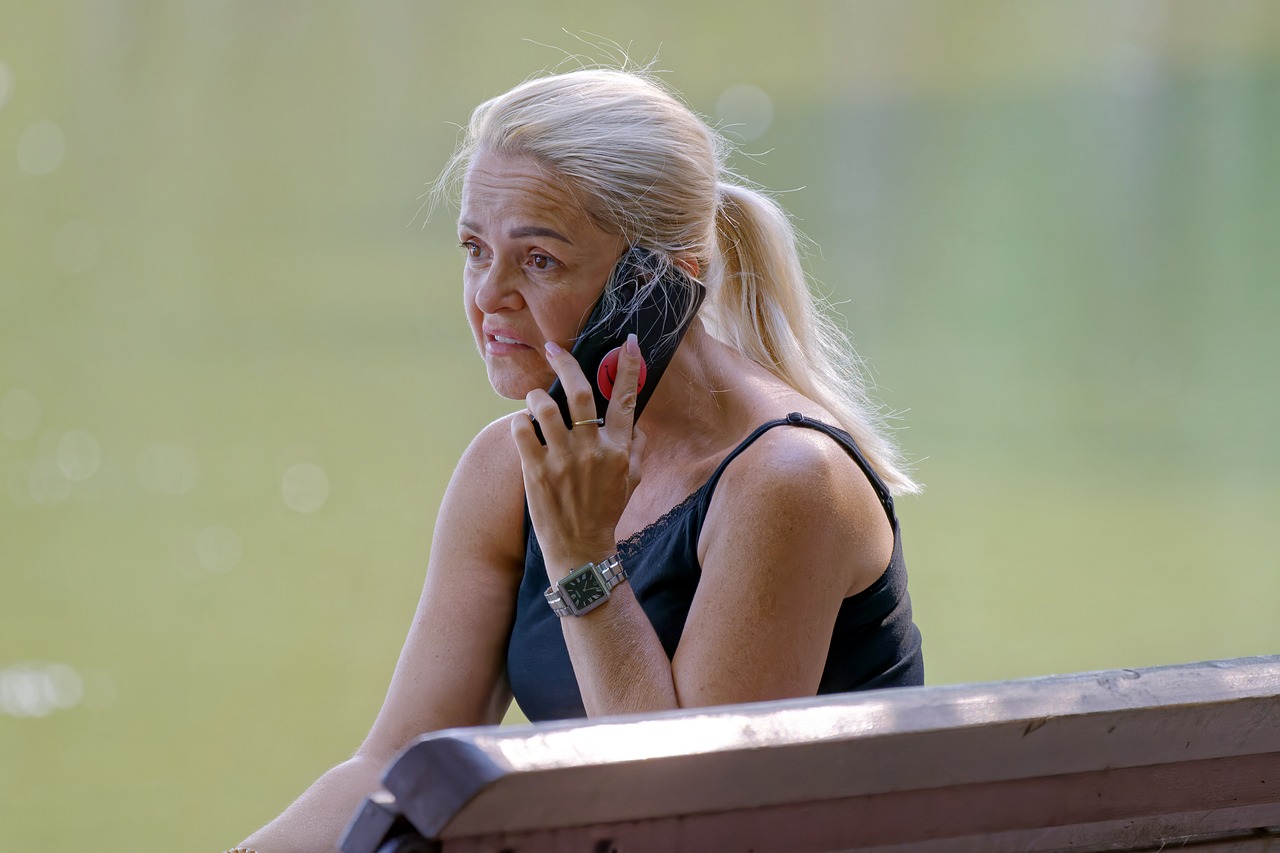 Eine aufgebrachte Frau beim Telefonieren | Quelle: Pixabay