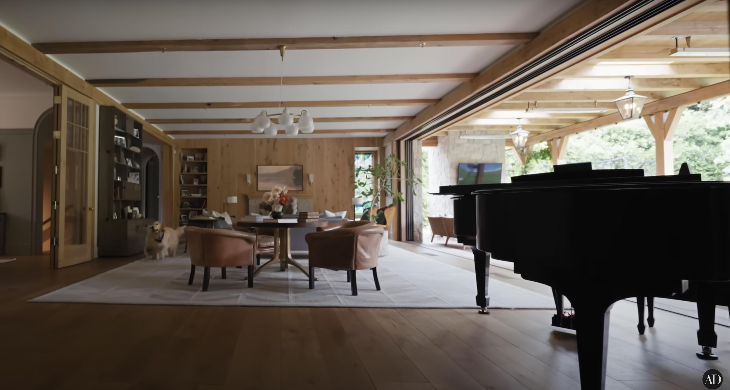 Das Wohnzimmer von Jennifer Garner, datiert auf den 3. September 2024 | Quelle: YouTube/@Archdigest