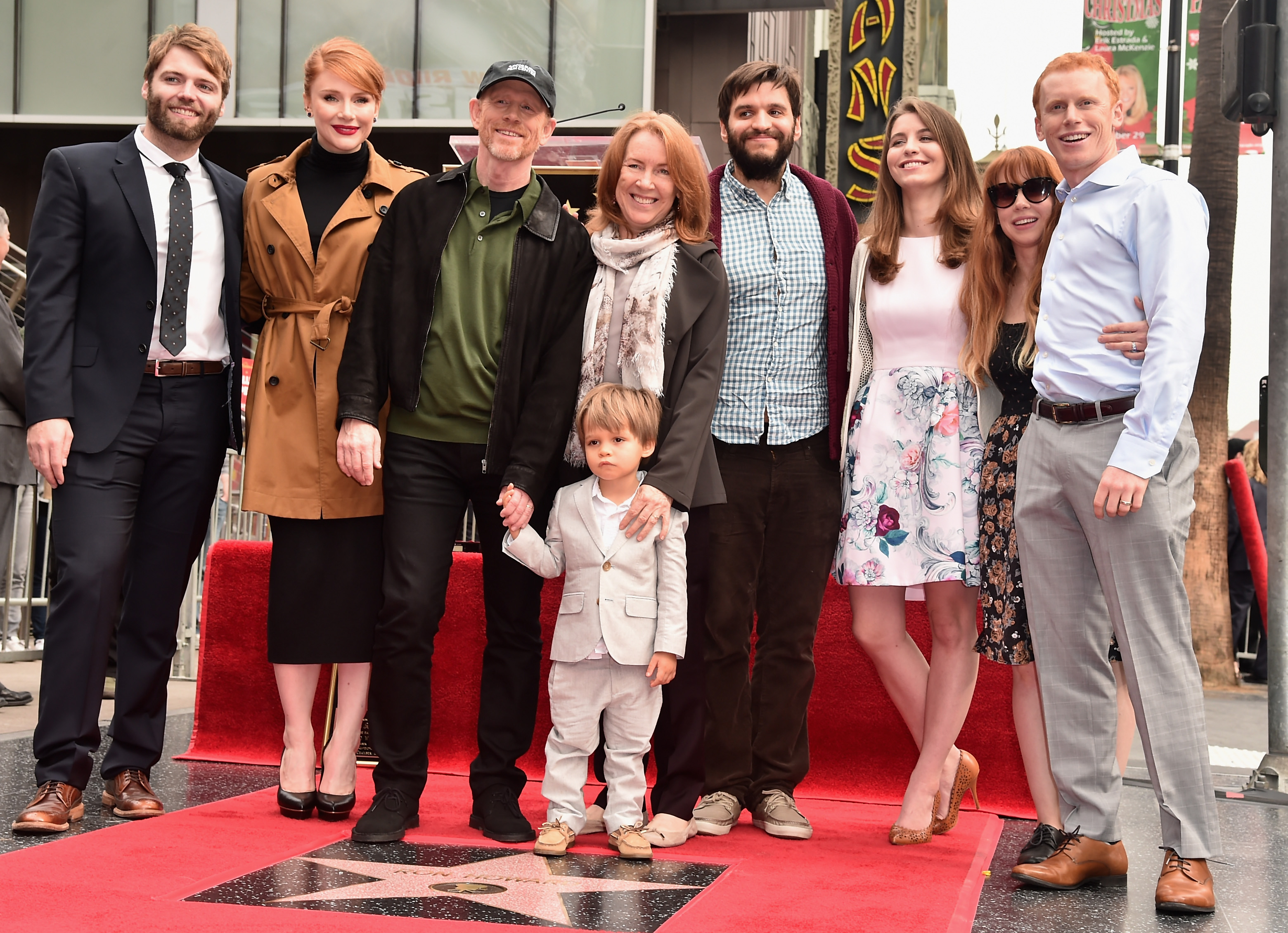 Ron Howard und seine Familie nehmen an einer Zeremonie teil, bei der er mit dem 2.568. Stern auf dem Hollywood Walk of Fame am 10. Dezember 2015 geehrt wird: Getty Images