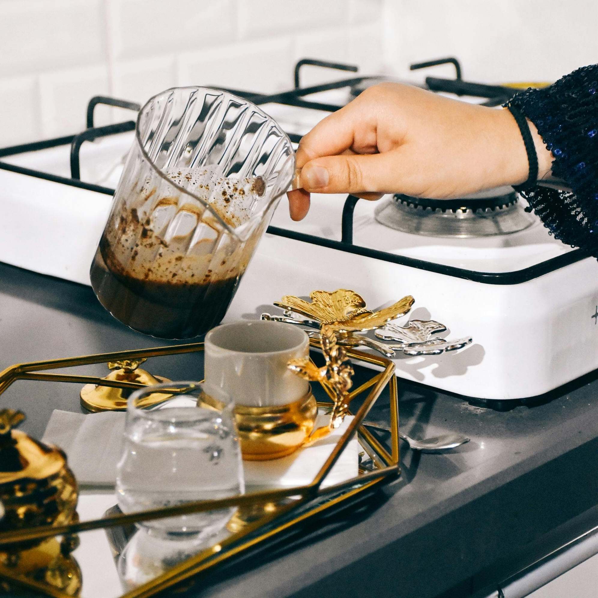 Die Hand einer Frau gießt frisch gebrühten Kaffee ein | Quelle: Pexels