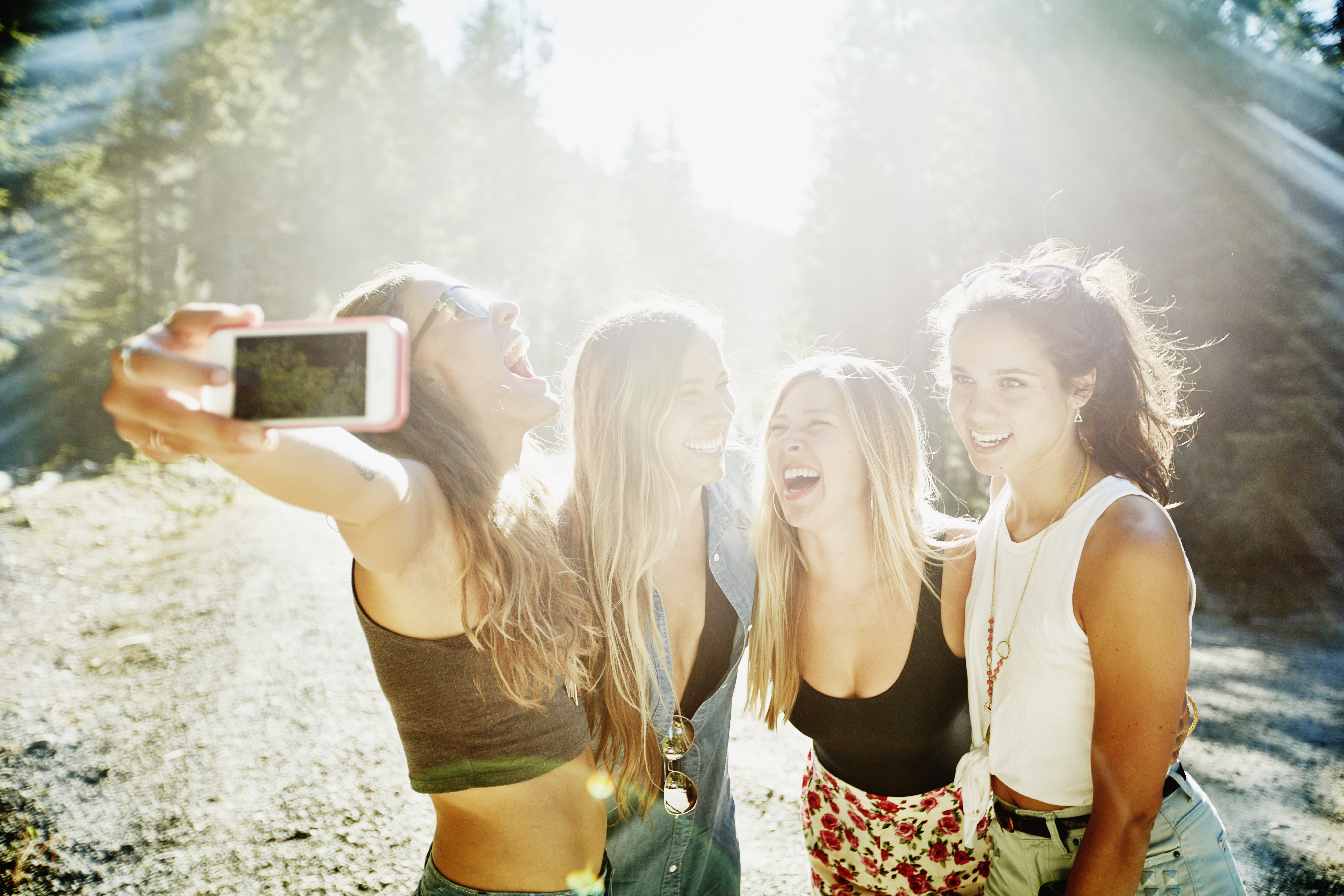 Vier junge Frauen machen ein Selfie | Quelle: Getty Images