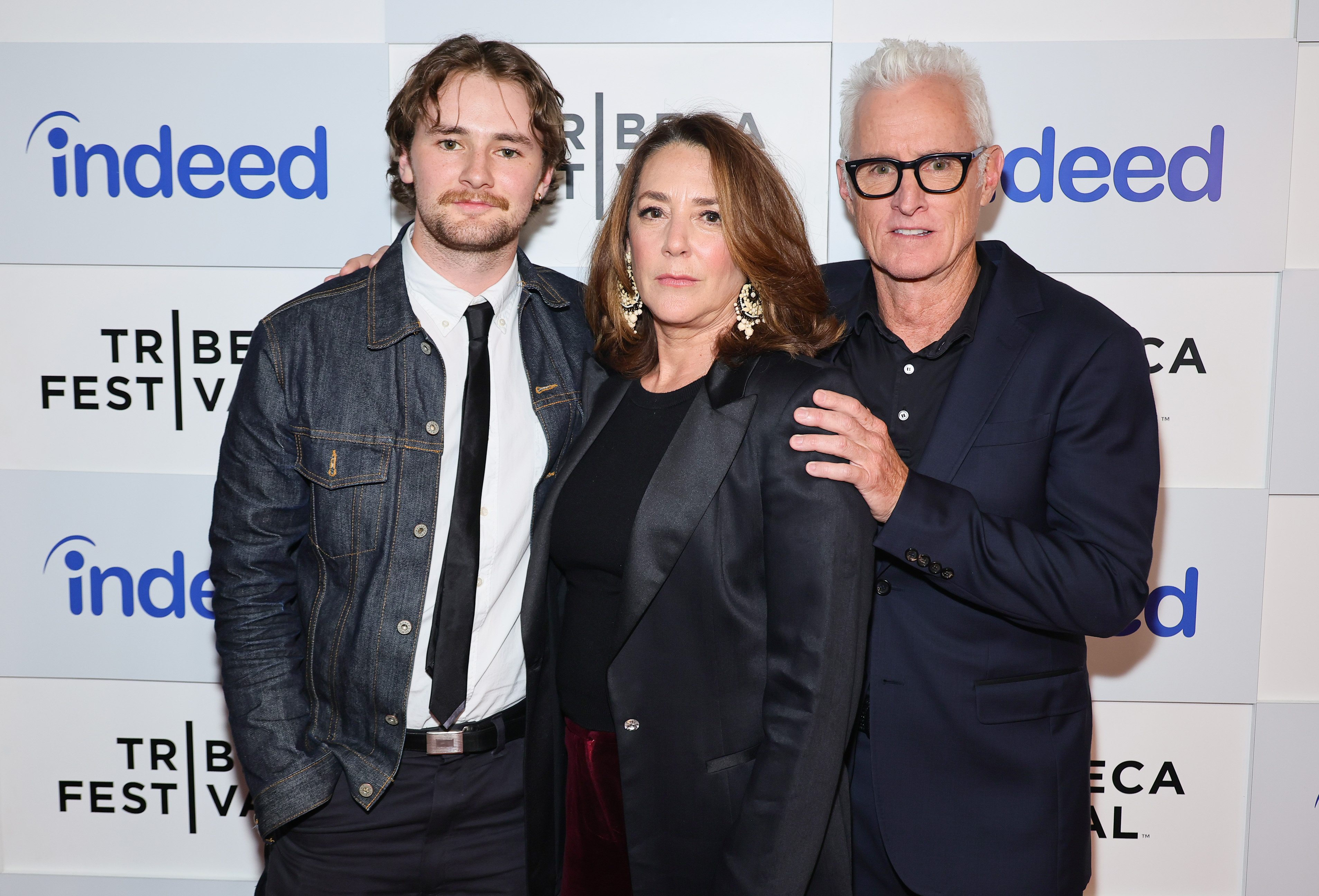 Harry Slattery, Talia Balsam und John Slattery bei der "Maggie Moore(s)"-Premiere am 12. Juni 2023 | Quelle: Getty Images