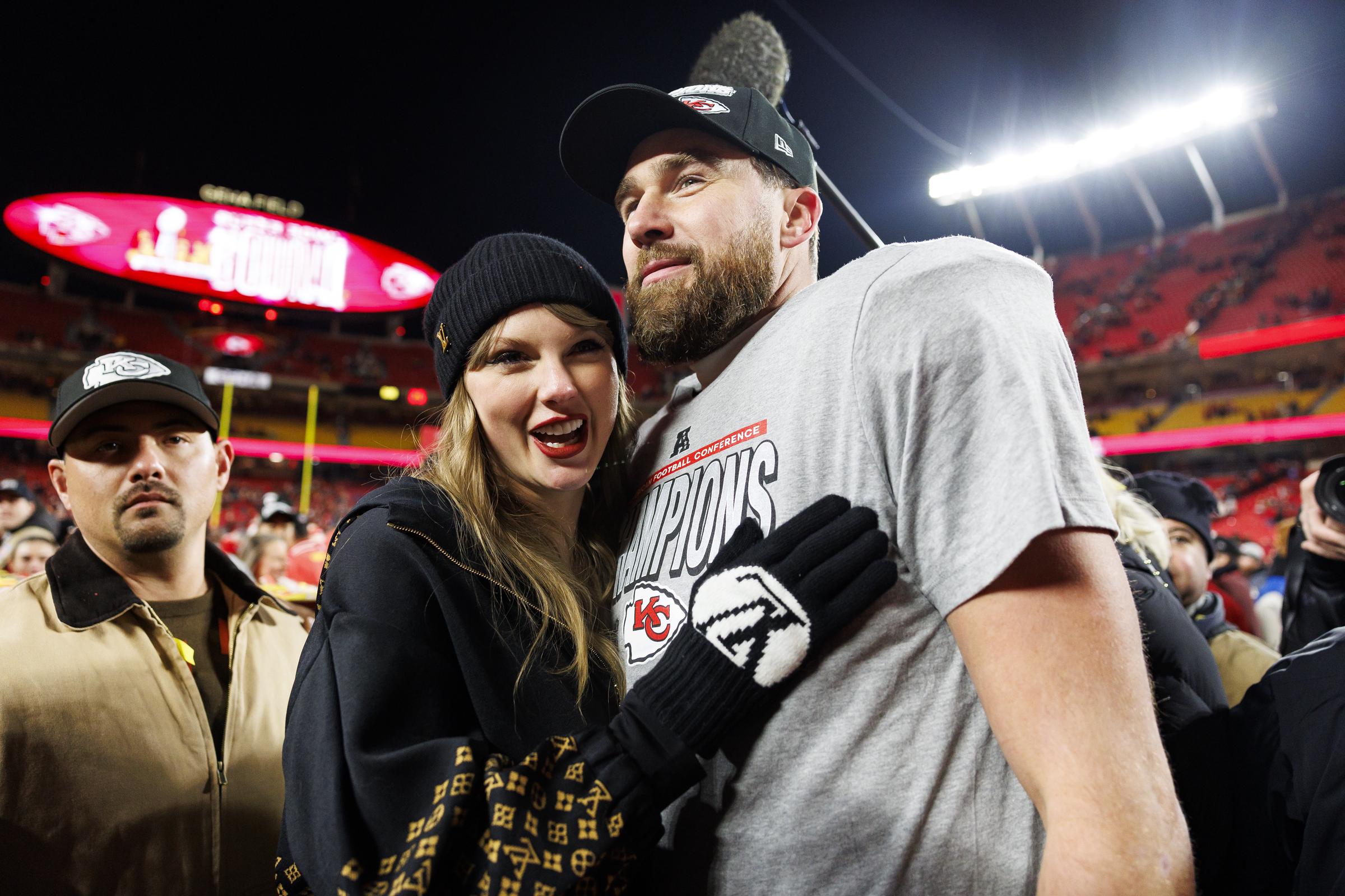 Taylor Swift feiert den Sieg des Teams von Travis Kelce im AFC Championship Game | Quelle: Getty Images