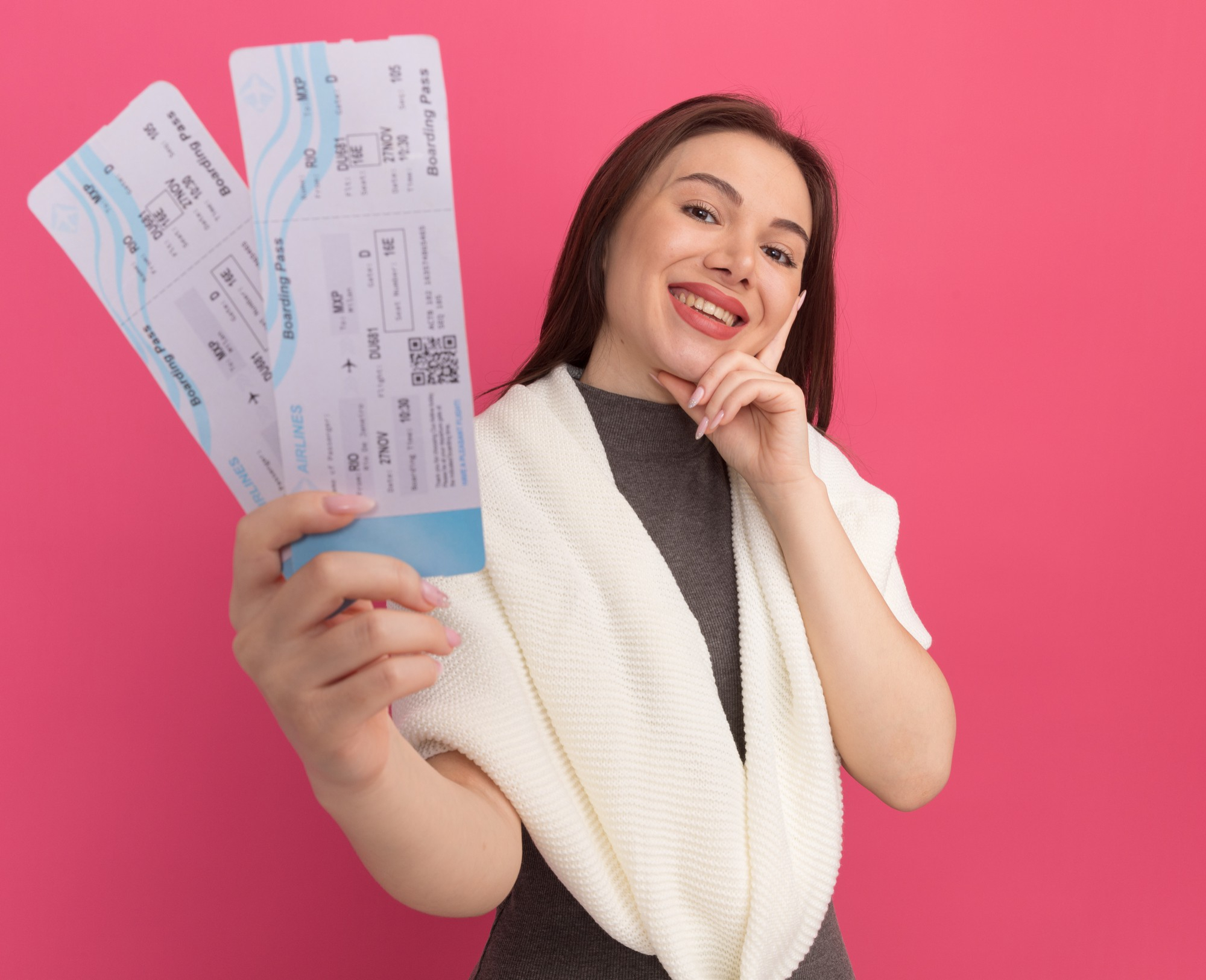 Eine Frau mit zwei Flugtickets in der Hand | Quelle: Freepik