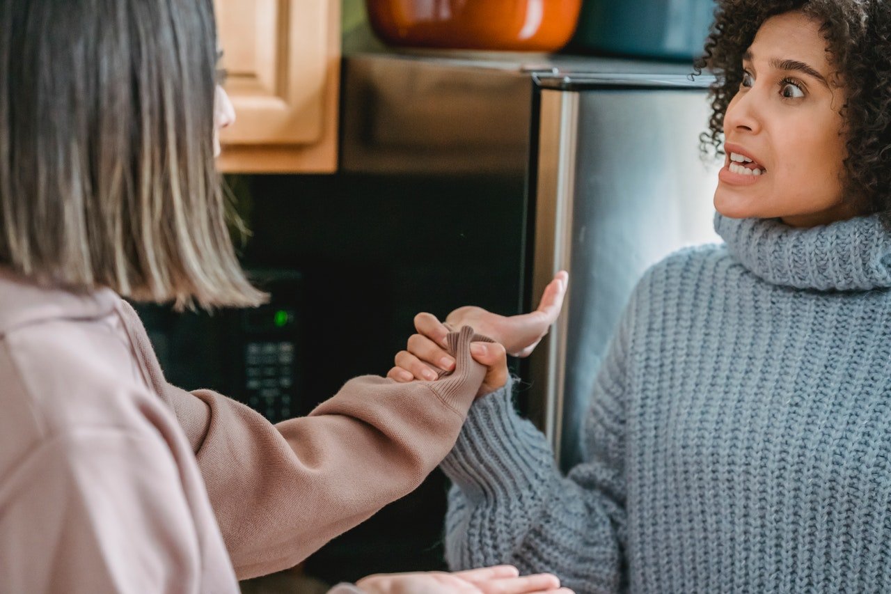 Die Frau sagte ihrer Schwester, sie solle aufhören, ihre Tochter anzulügen | Quelle: Pexels