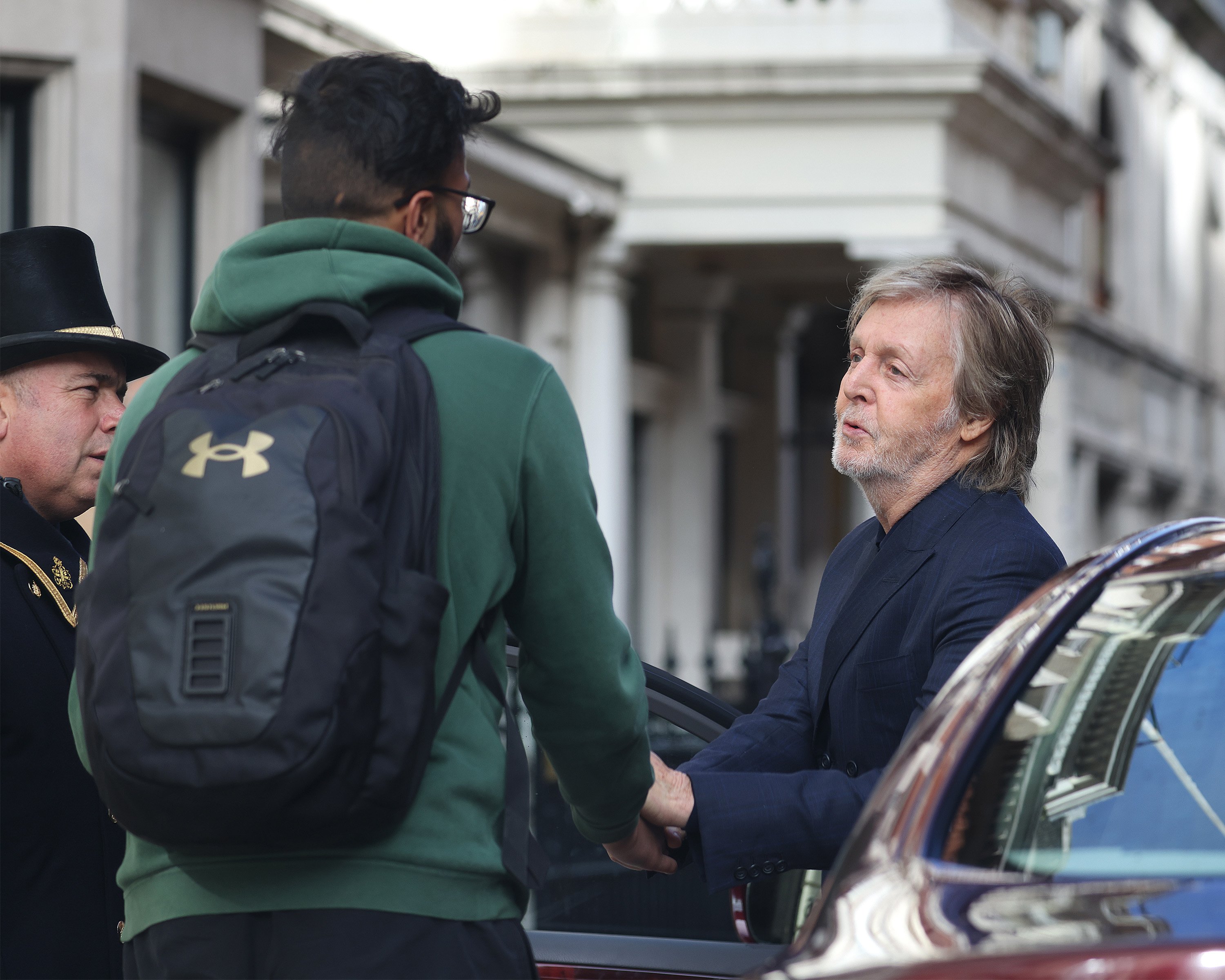 Paul McCartney im Gespräch mit einem Fan am 27. September 2022 in London, England. | Quelle: Getty Images