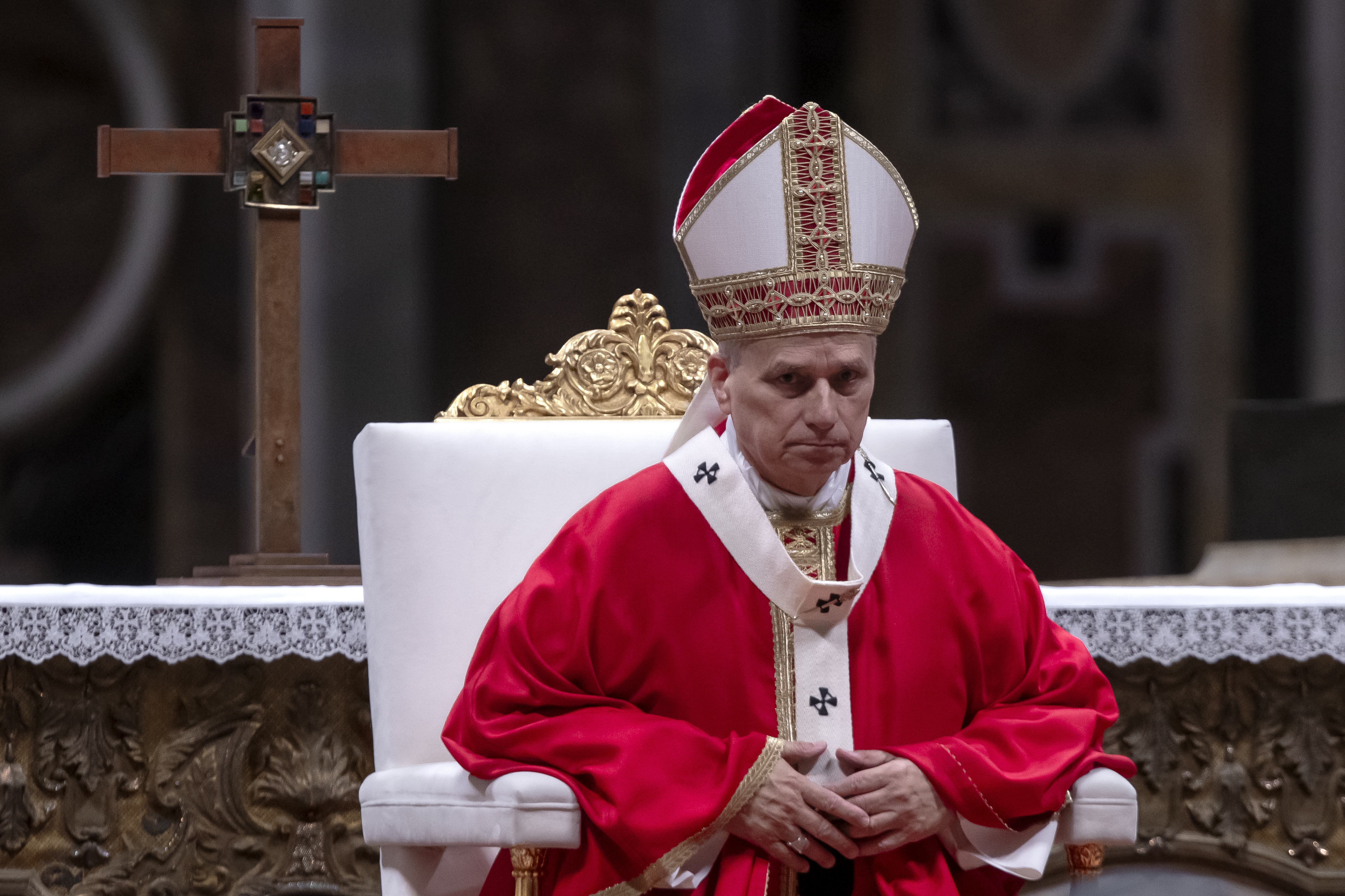 Papst Leo XIV. sitzt in feierlichen rot-weißen Gewändern während einer Veranstaltung im Vatikan am 8. Oktober 2026. Der erste amerikanische Papst, der 2025 gewählt wurde, bereitet sich auf eine Reise nach Uruguay, Argentinien und Peru vom 6. bis 17. November vor, obwohl Fragen aufgekommen sind, ob seine bevorstehende Operation den Reiseplan beeinflussen könnte. | Quelle: Getty Images