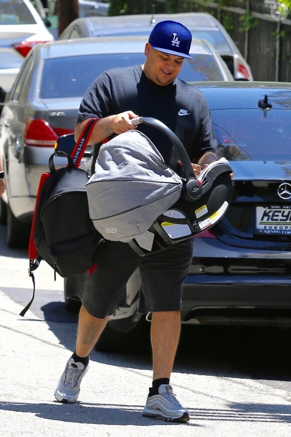 Rob Kardashian wurde bei einem Ausflug tagsüber dabei fotografiert, wie er einen Kindersitz und eine Wickeltasche trug. Das seltene Bild zeigt ihn in seiner aktiven Rolle als Vater – eine Verantwortung, die, wie er selbst sagte, zu einer seiner größten Prioritäten wurde, nachdem seine Tochter Dream zur Welt gekommen war. | Quelle: Paparazzi-Foto.