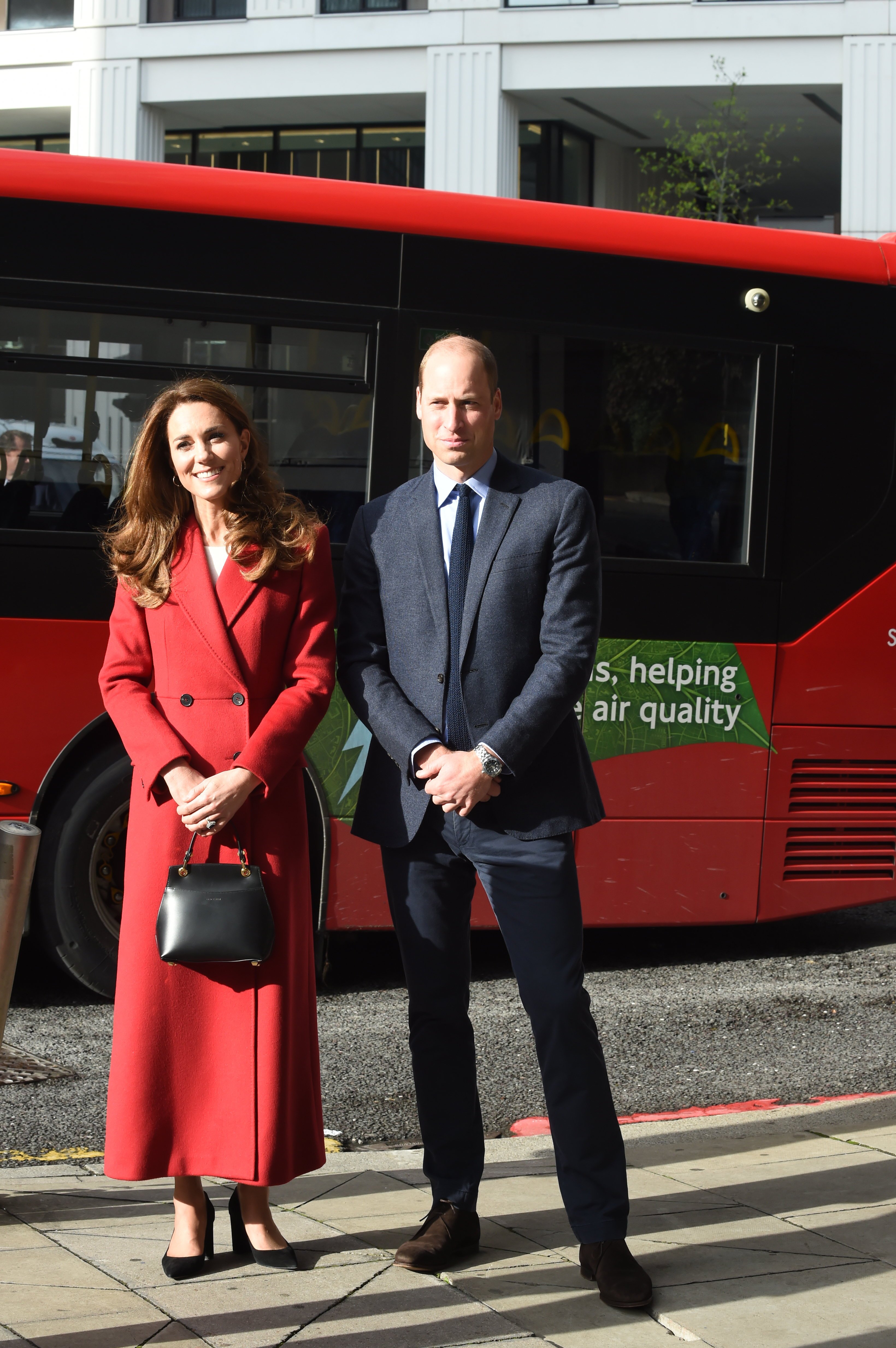 Prinz William und Kate Middleton besuchen am 20. Oktober 2020 den Start der Hold-Still-Kampagne in der Waterloo Station in London, England. | Quelle: Getty Images