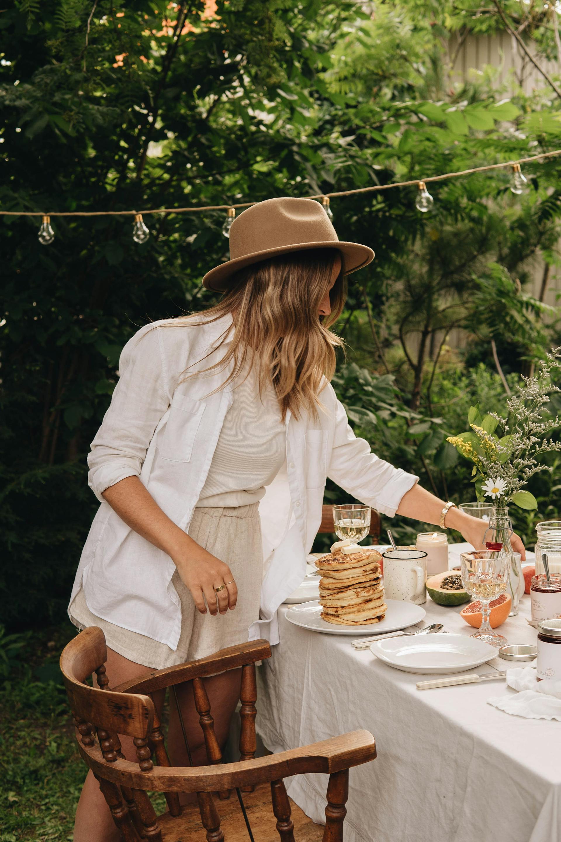 Eine Frau deckt einen Tisch | Quelle: Pexels