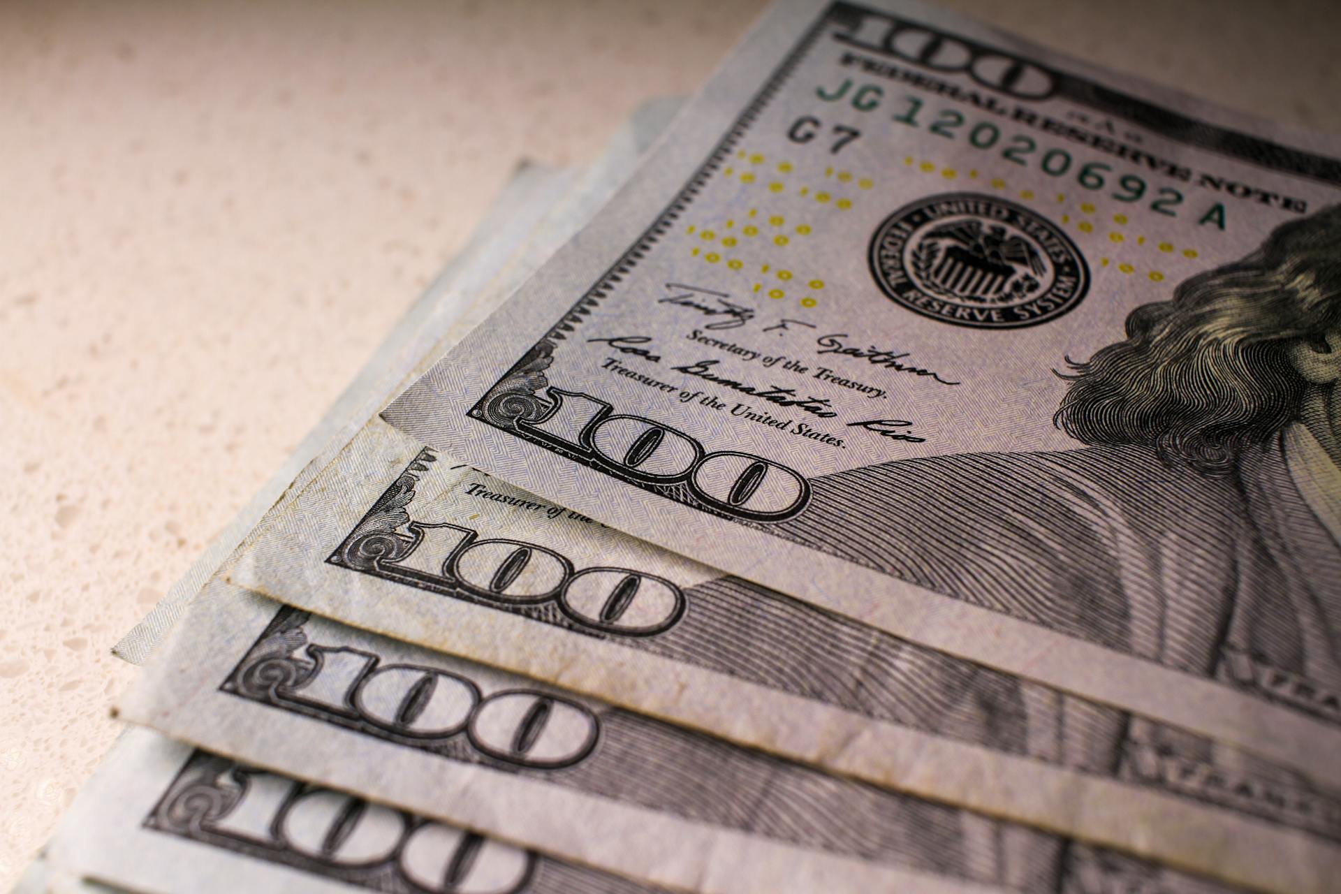 Eine Nahaufnahme von 100-Dollar-Scheinen | Quelle: Pexels