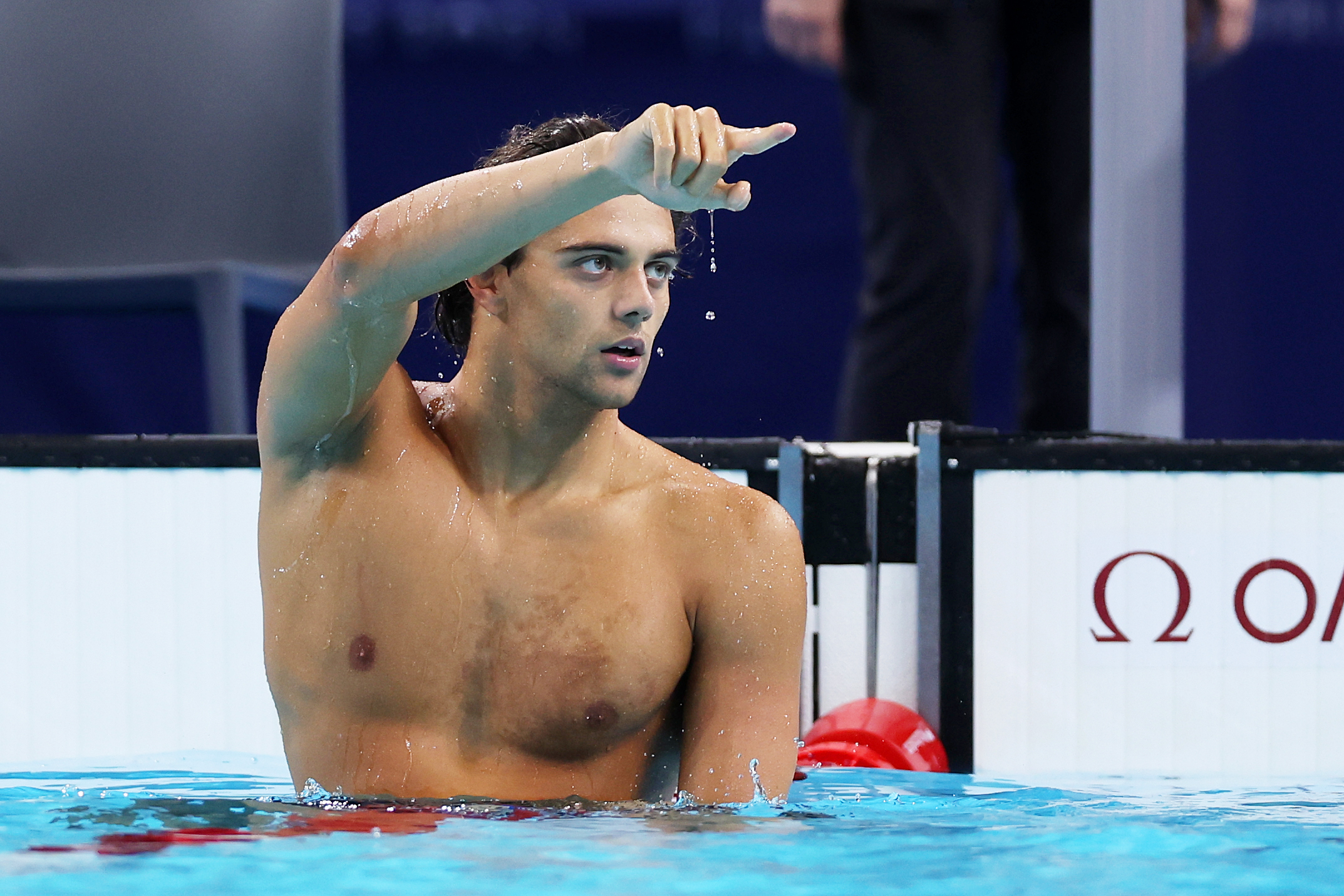 Thomas Ceccon nach dem Gewinn der Goldmedaille im 100-m-Rückenschwimmen der Männer bei den Olympischen Spielen in Paris am 29. Juli 2024 in Nanterre, Frankreich | Quelle: Getty Images