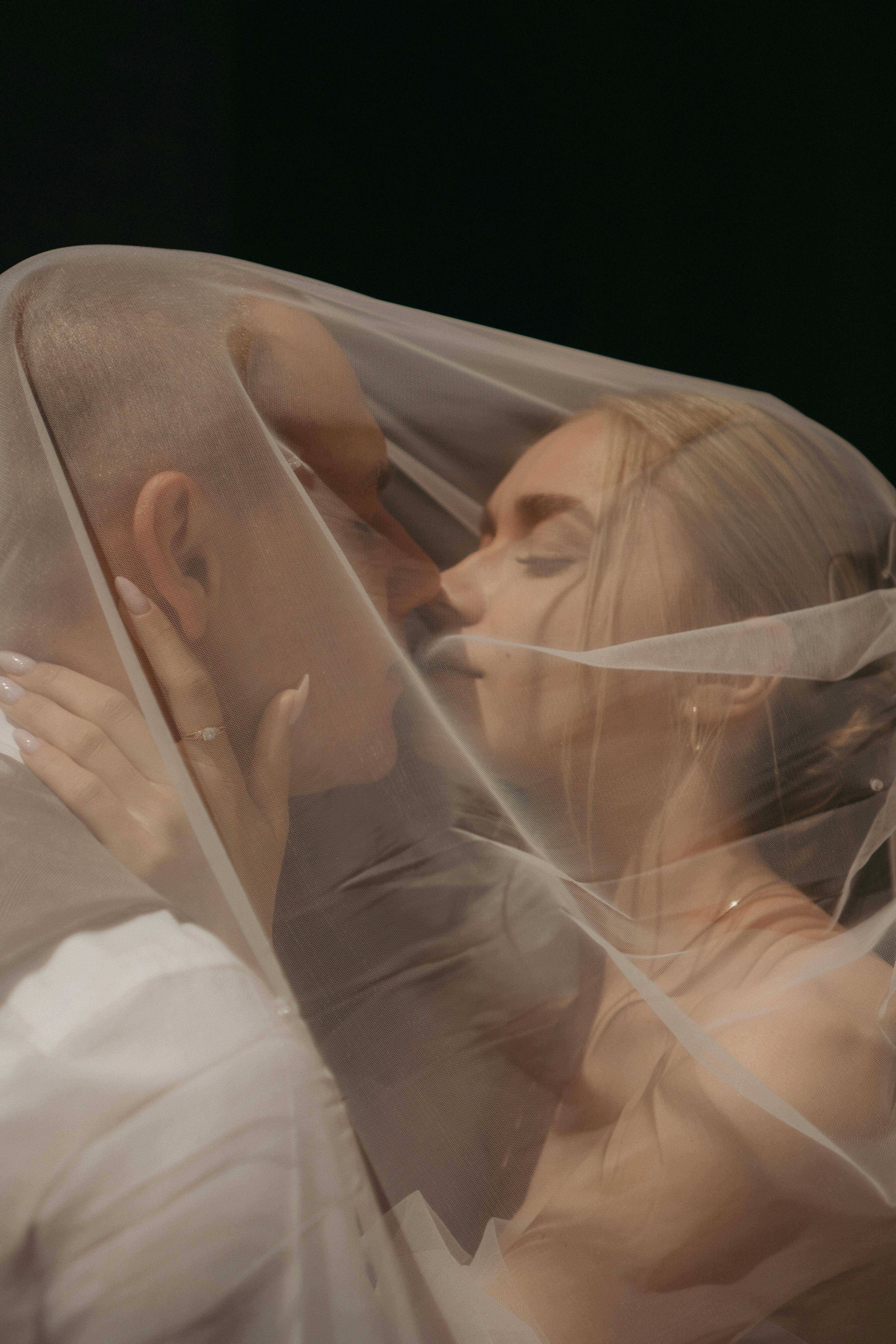 Braut und Bräutigam küssen sich an ihrem Hochzeitstag | Quelle: Pexels