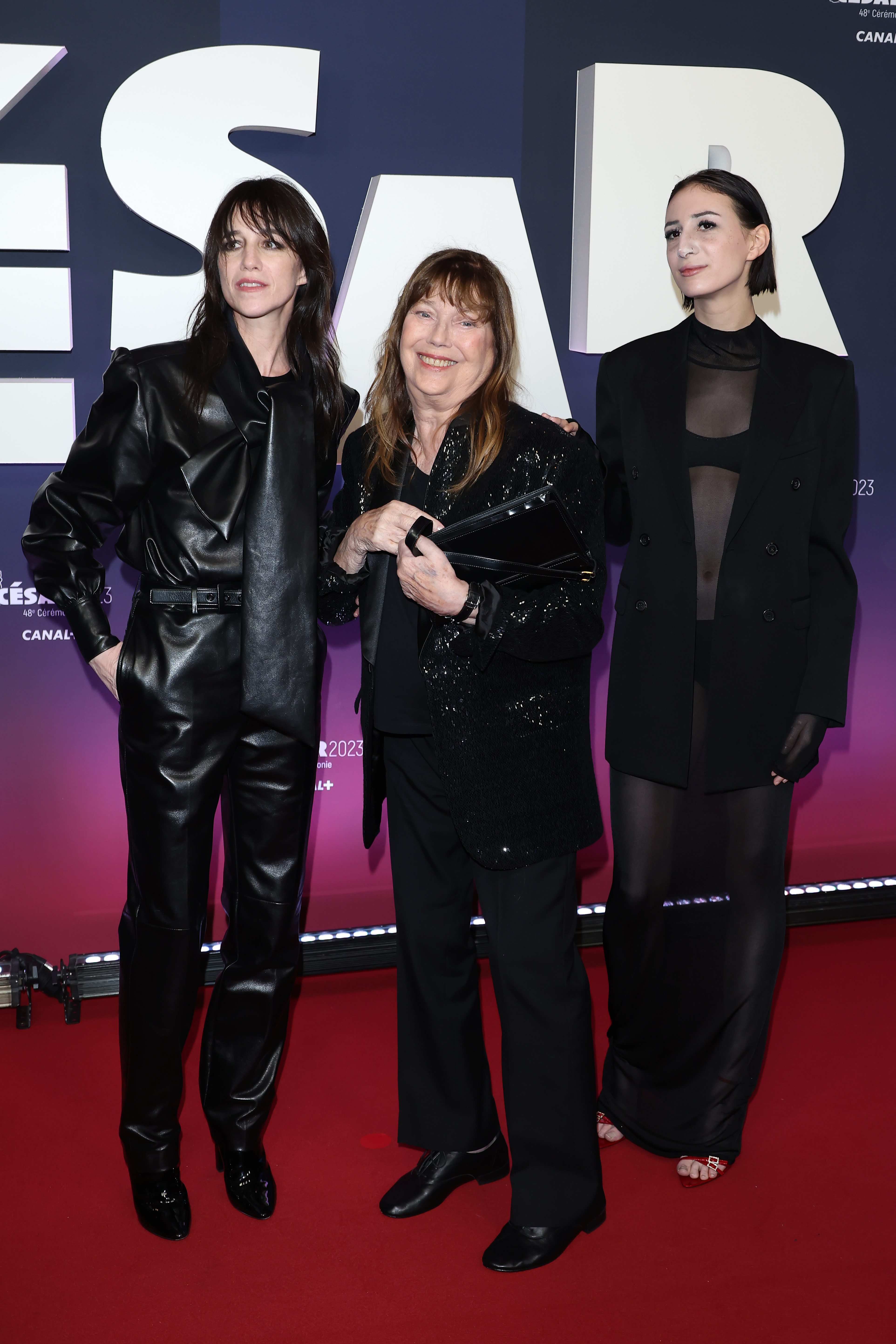 Charlotte Gainsbourg, Jane Birkin und Alice Attal in Paris, Frankreich am 24. Februar 2023 | Quelle: Getty Images