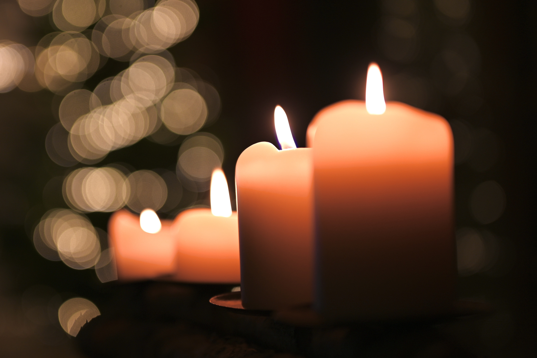 Nahaufnahme von brennenden Kerzen auf einem Tisch | Quelle: Getty Images
