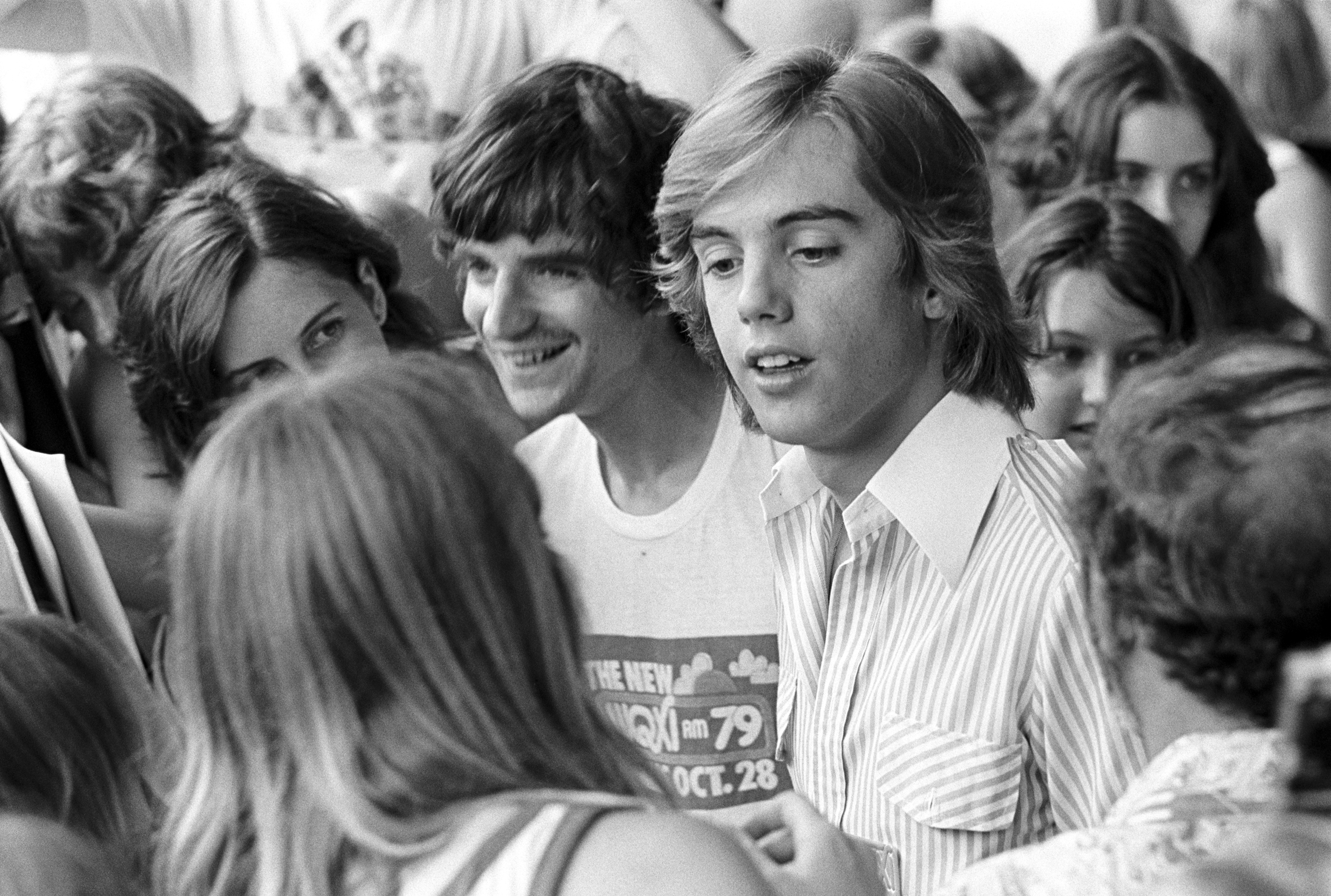 Der Sänger mit Fans vor dem WQXI-Radiostudio am 1. Juni 1977 in Atlanta, Georgia. | Quelle: Getty Images