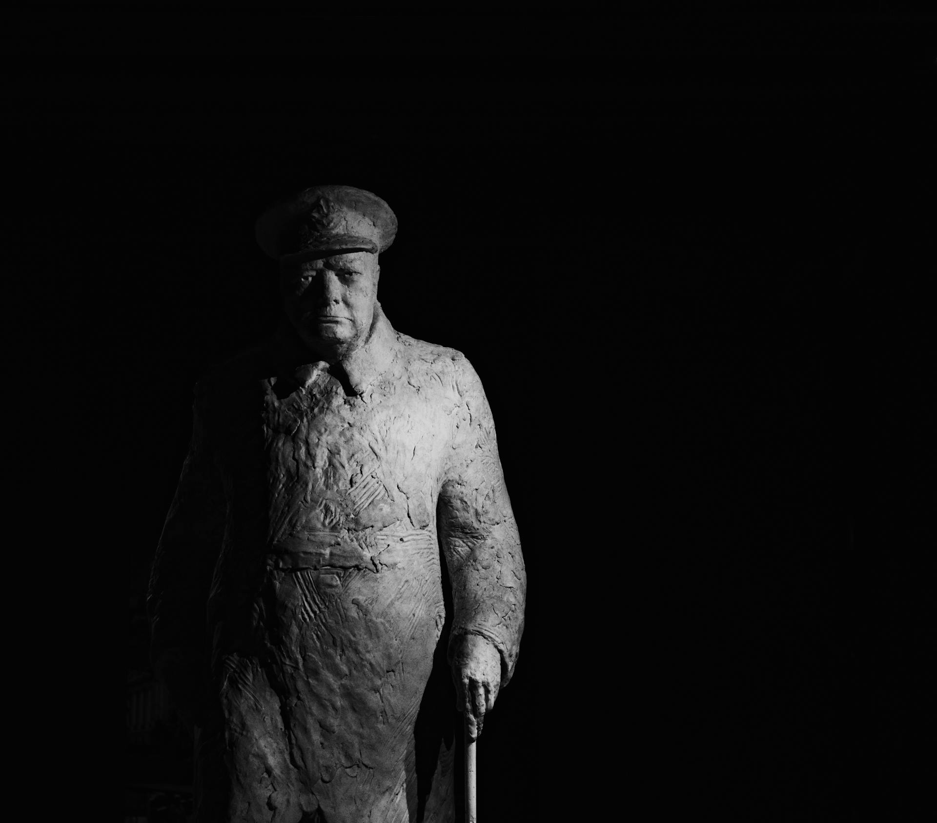 Eine Statue von Winston Churchill vor einem dunklen Hintergrund | Quelle: Pexels