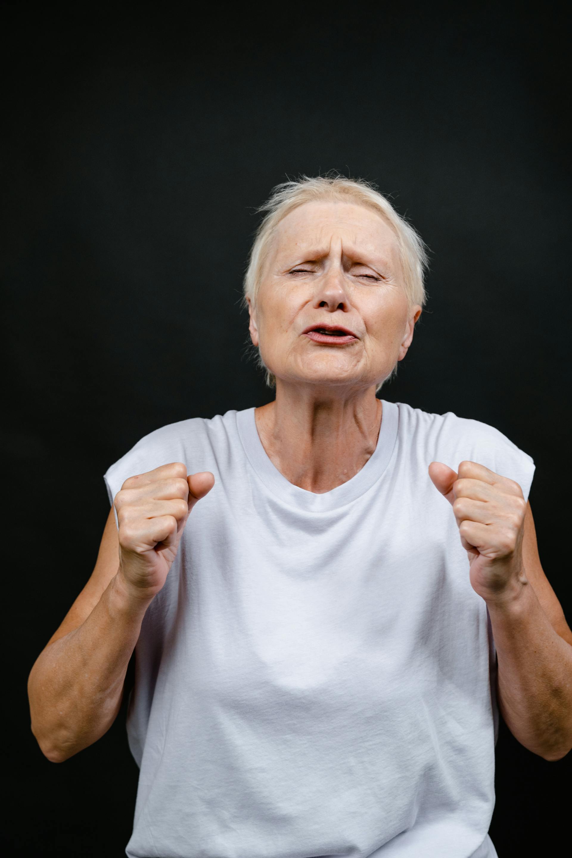 Eine klagende Frau, die ihre Fäuste schüttelt | Quelle: Pexels