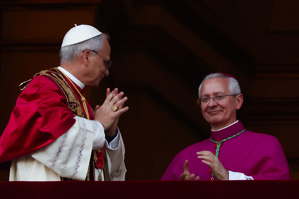 Kardinal Robert Prevost, der neu zum Papst Leo XIV. gewählt wurde, ist auf dem Balkon des Petersdoms auf dem Petersplatz im Vatikan am 8. Mai 2025 zu sehen