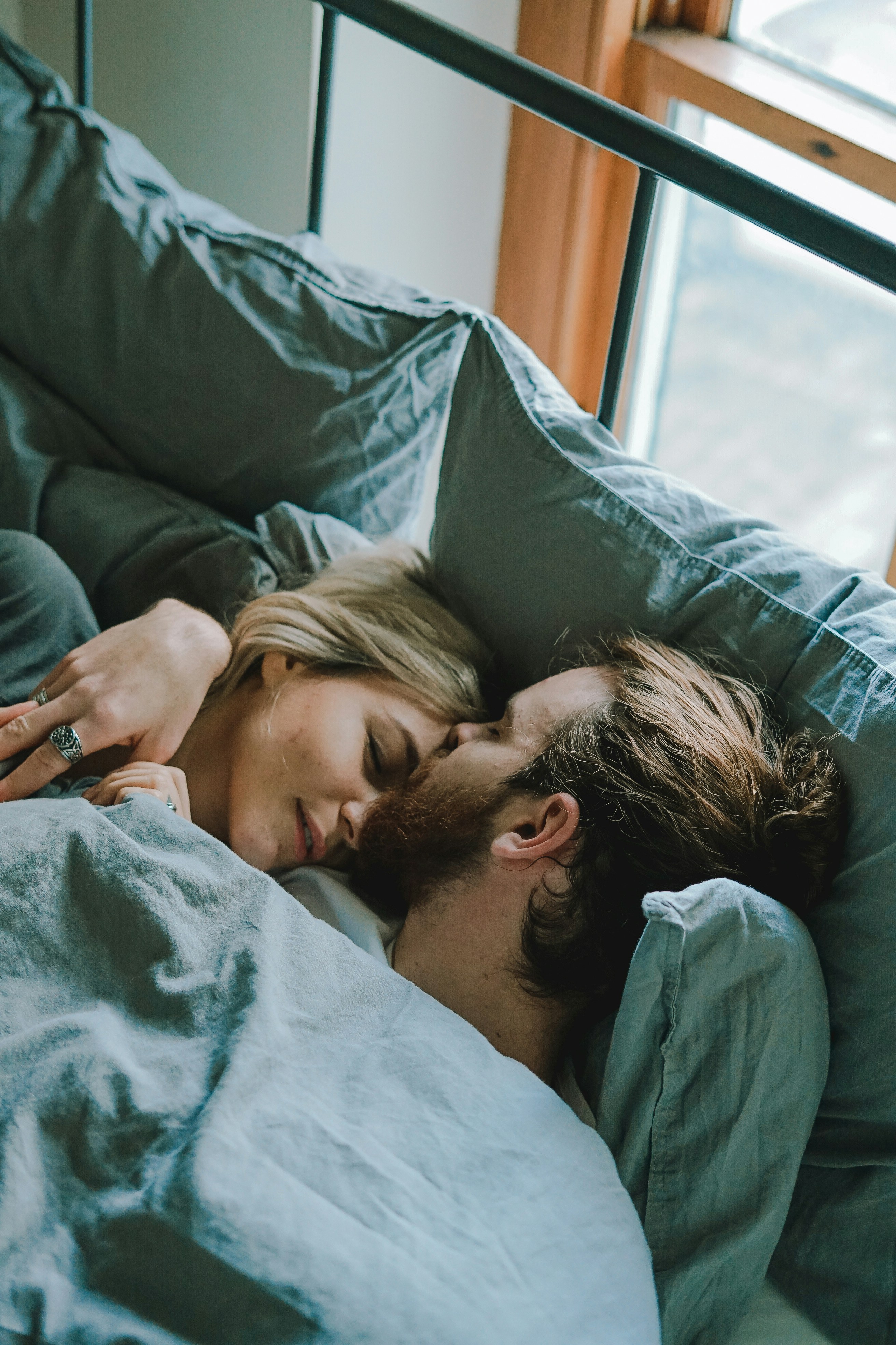 Ein Paar, das sich gegenseitig tröstet | Quelle: Unsplash