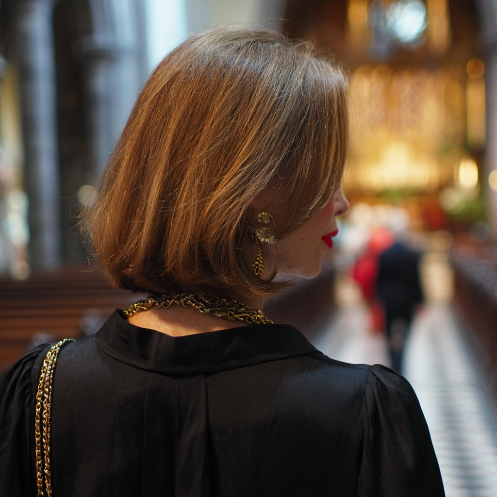 Die Rückansicht einer Frau, die in einer Kirche steht | Quelle: Midjourney