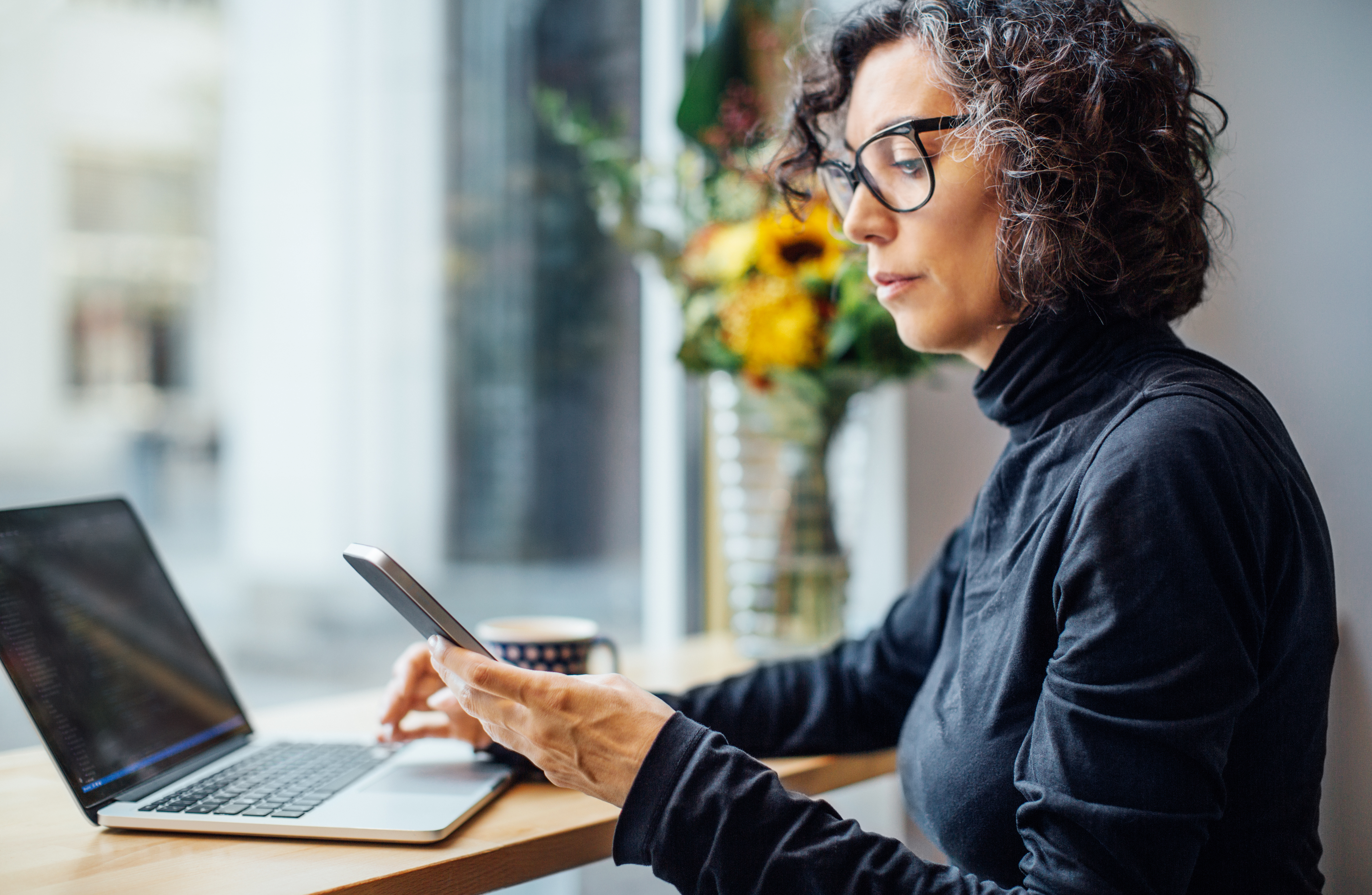 Eine Frau, die online um Rat fragt | Quelle: Getty Images