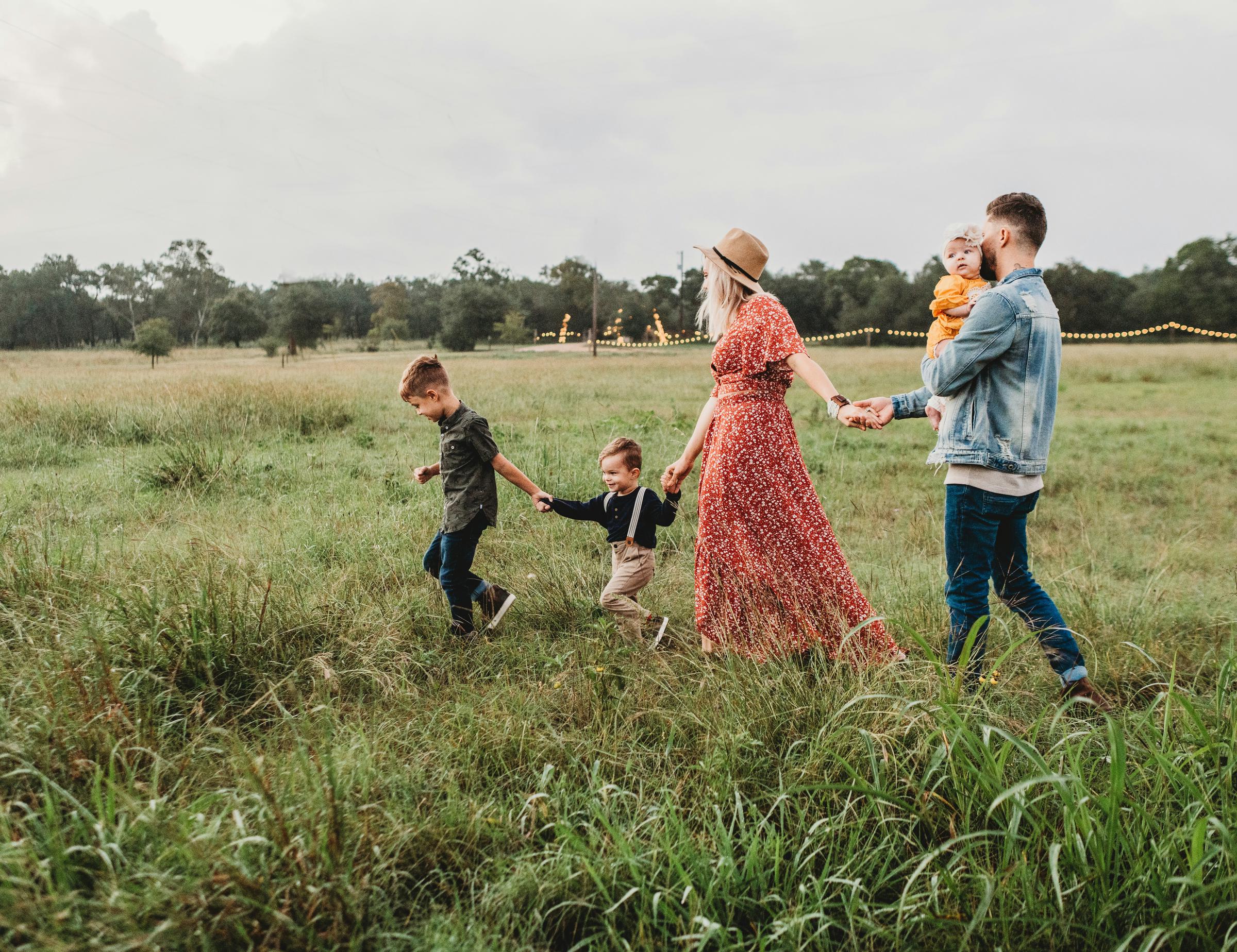 Eine Familie beim Spaziergang auf den Feldern | Quelle: Unsplash