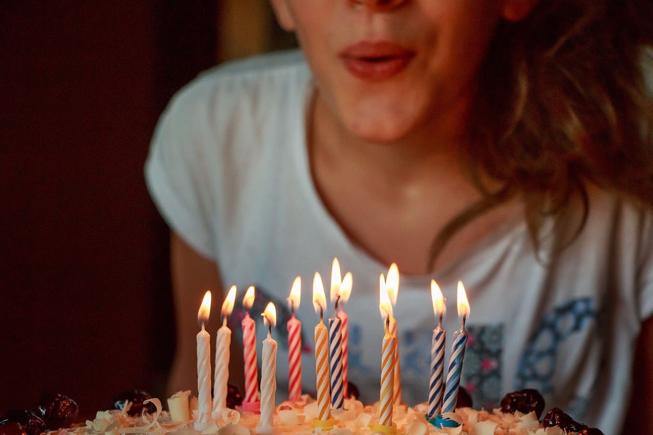 Mädchen bläst Geburtstagskerzen aus | Quelle: Pixabay