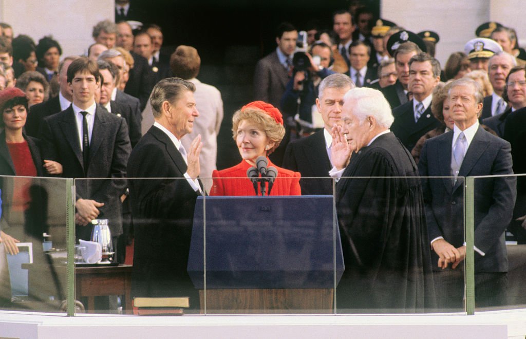 Der designierte Präsident Ronald Reagan legt während der Amtseinführungszeremonie in Washington DC seinen Amtseid ab. Seine Frau Nancy hält die Bibel und der Oberste Richter Warren Burger leistet den Eid. | Quelle: Getty Images