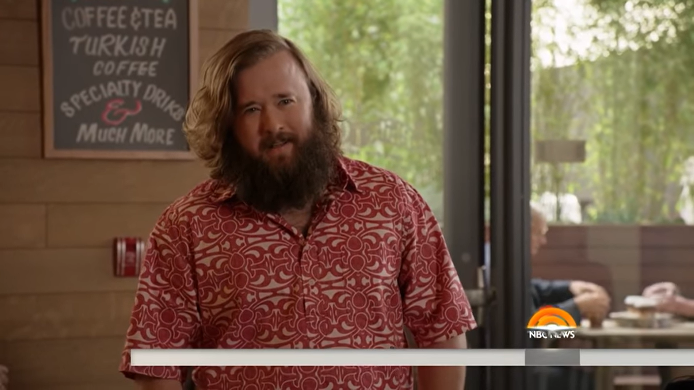 Haley Osment am Set von "Silicon Valley", 2017 | Quelle: YouTube/Today