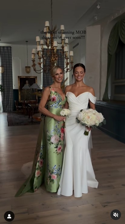 Lori DeWitt und Amanda DeWitt LeBlanc bei ihrer Hochzeit in einem Clip, der am 5. Juni 2024 hochgeladen wurde | Quelle: Instagram/capturedbychloe.co