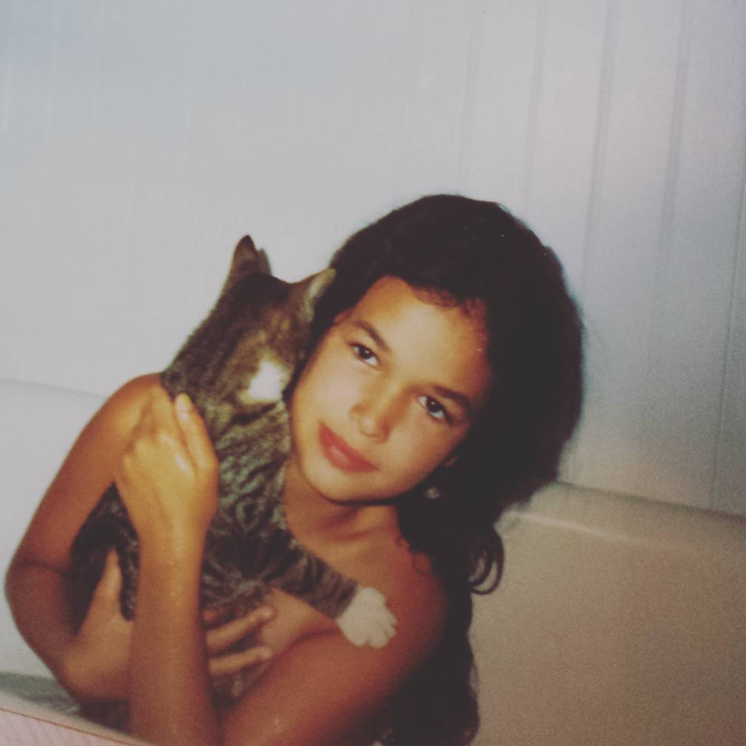 Lange vor den Model-Fotos und den gestylten Porträts gab es diese süßen Alltags-Schnappschüsse. Sie verleihen einer Geschichte, die oft als „Hollywood-Verschwinden“ erzählt wird, eine menschliche Note. | Quelle: Instagram/scarloz