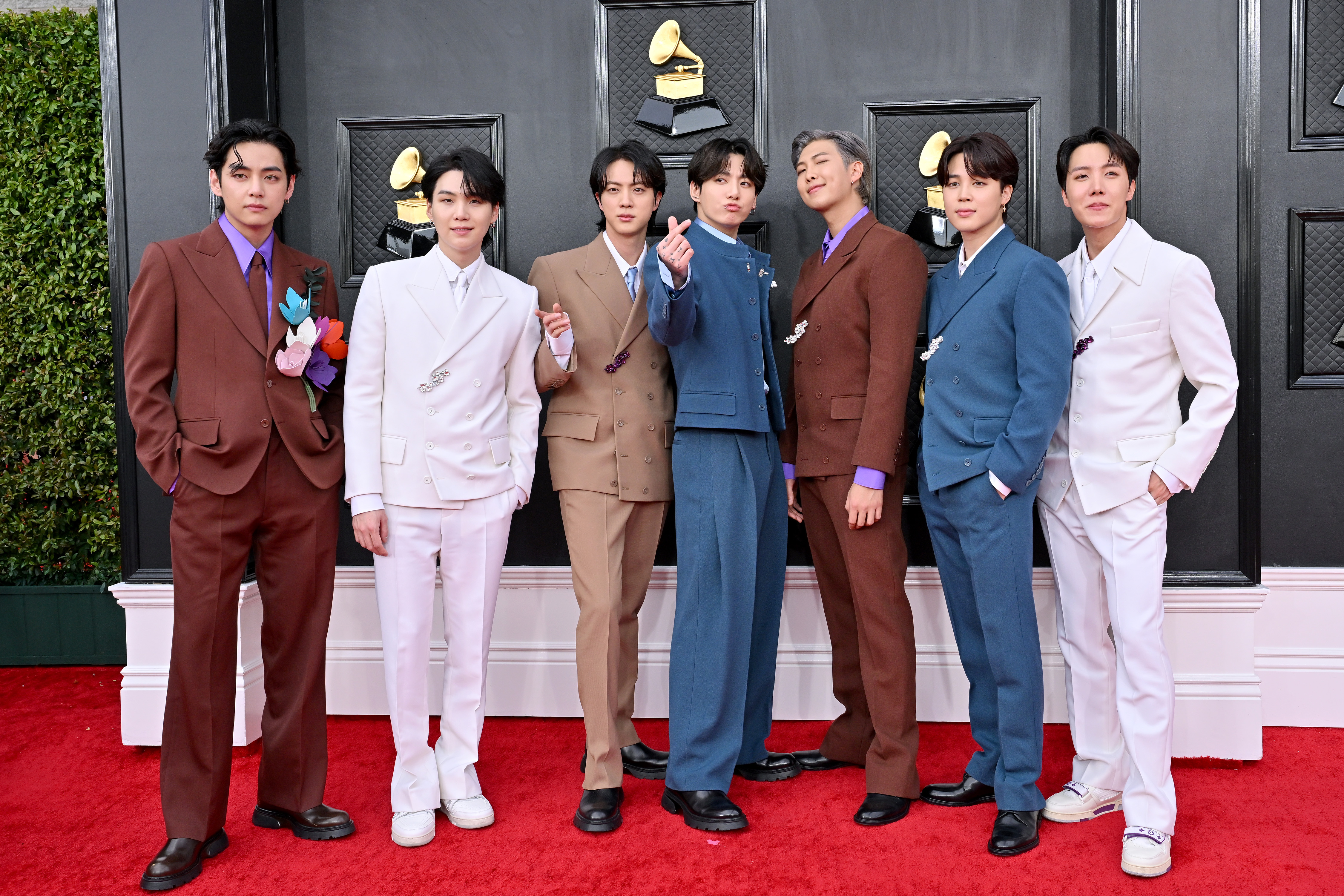 V, Suga, Jin, Jungkook, RM, Jimin und J-Hope von BTS besuchen die 64th Annual GRAMMY Awards in der MGM Grand Garden Arena am 03. April 2022 in Las Vegas, Nevada. | Quelle: Getty Images