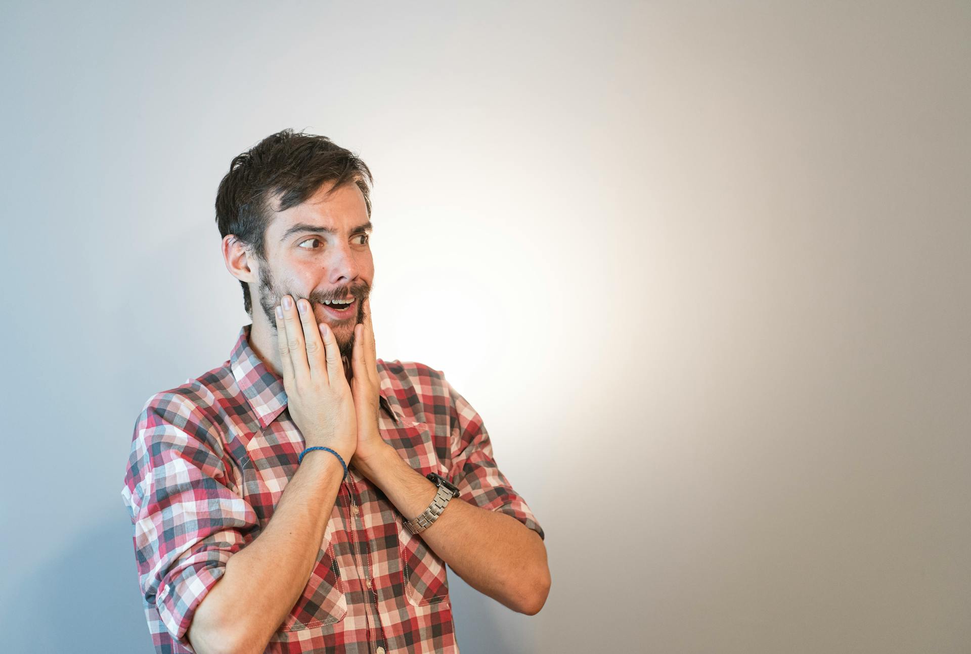 Ein Mann starrt jemanden ungläubig an | Quelle: Pexels